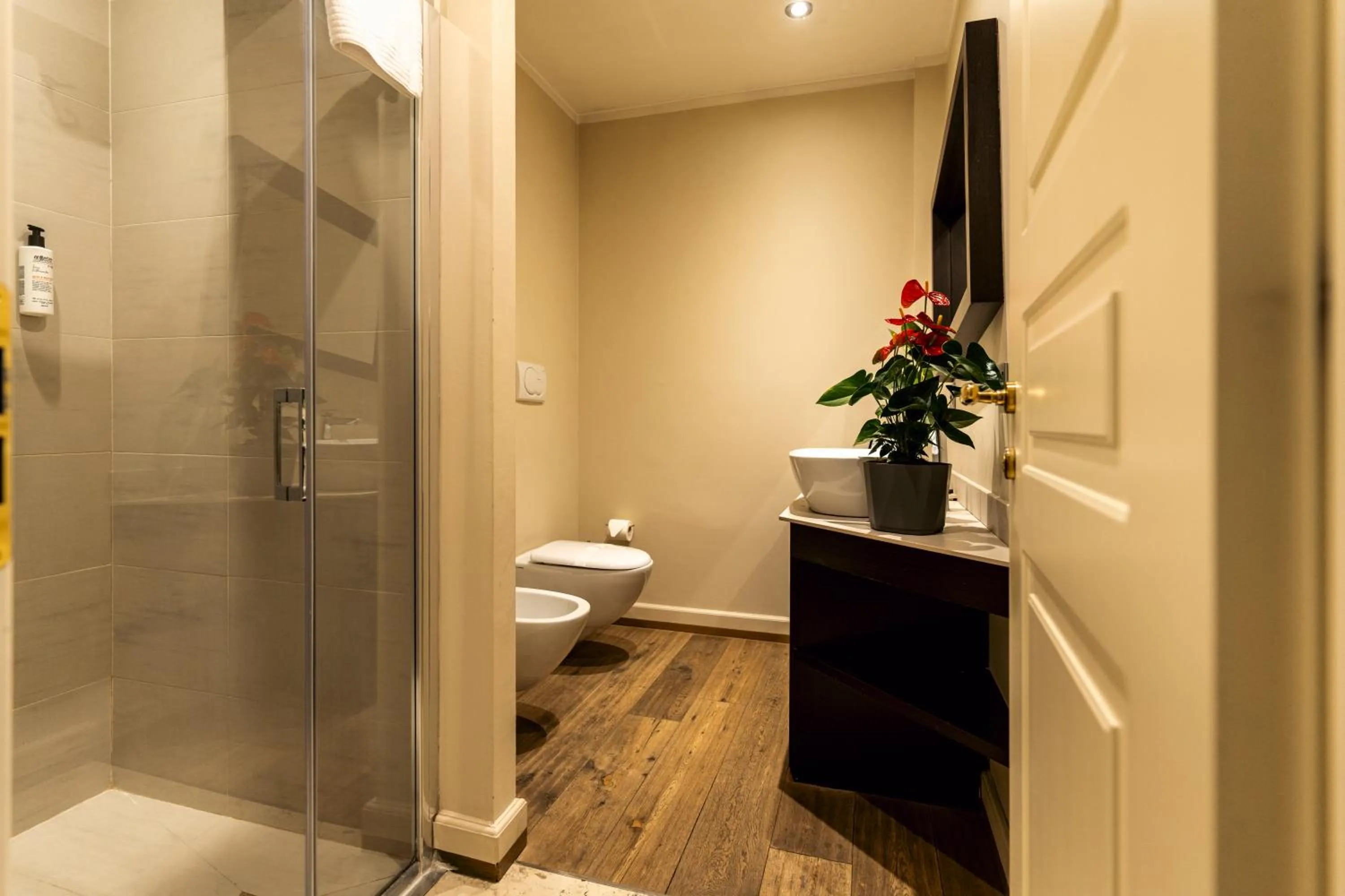 Shower in TownHouse 33 Boutique Hotel