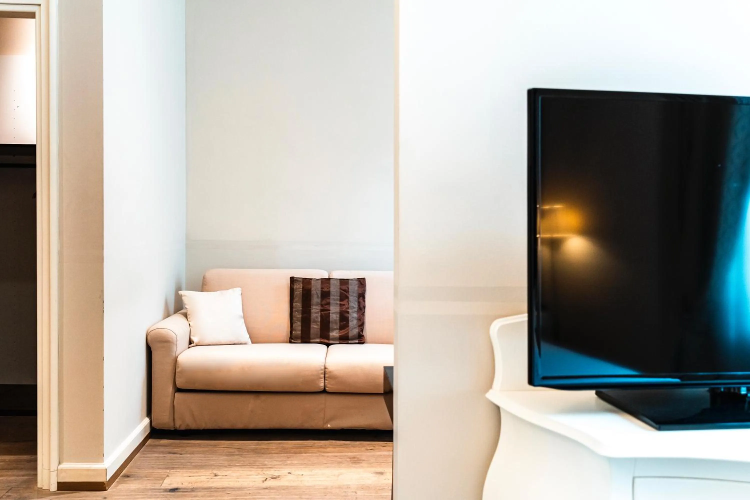 Communal lounge/ TV room in TownHouse 33 Boutique Hotel