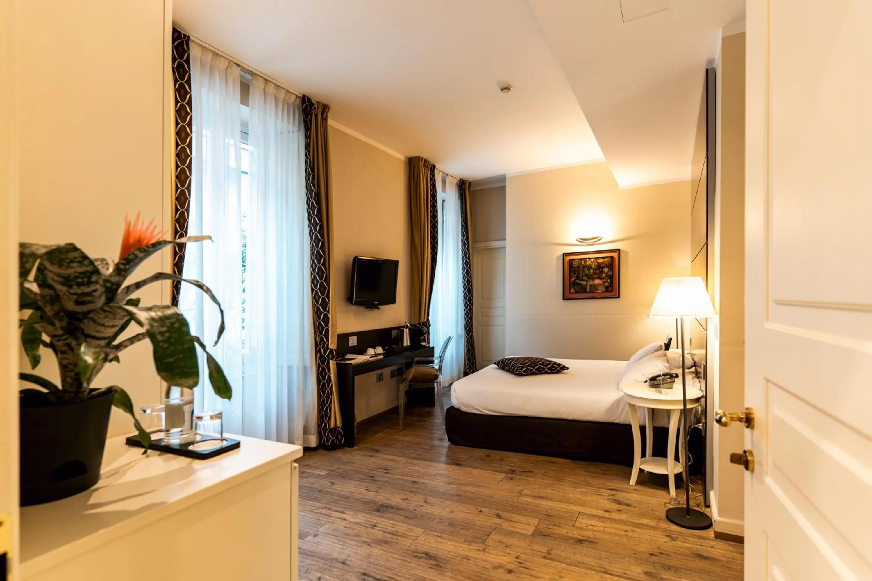 Bed in TownHouse 33 Boutique Hotel