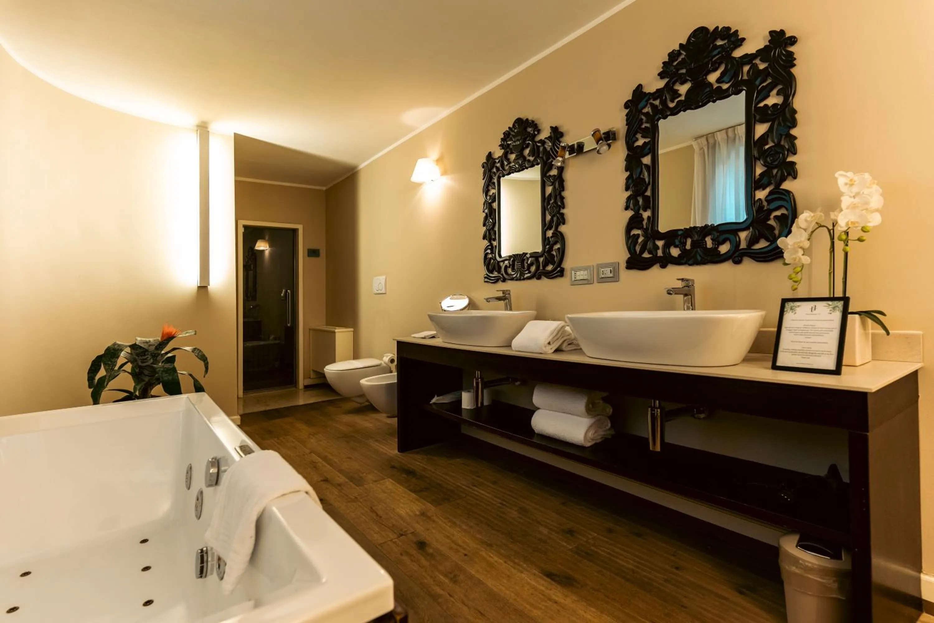 Hot Tub in TownHouse 33 Boutique Hotel