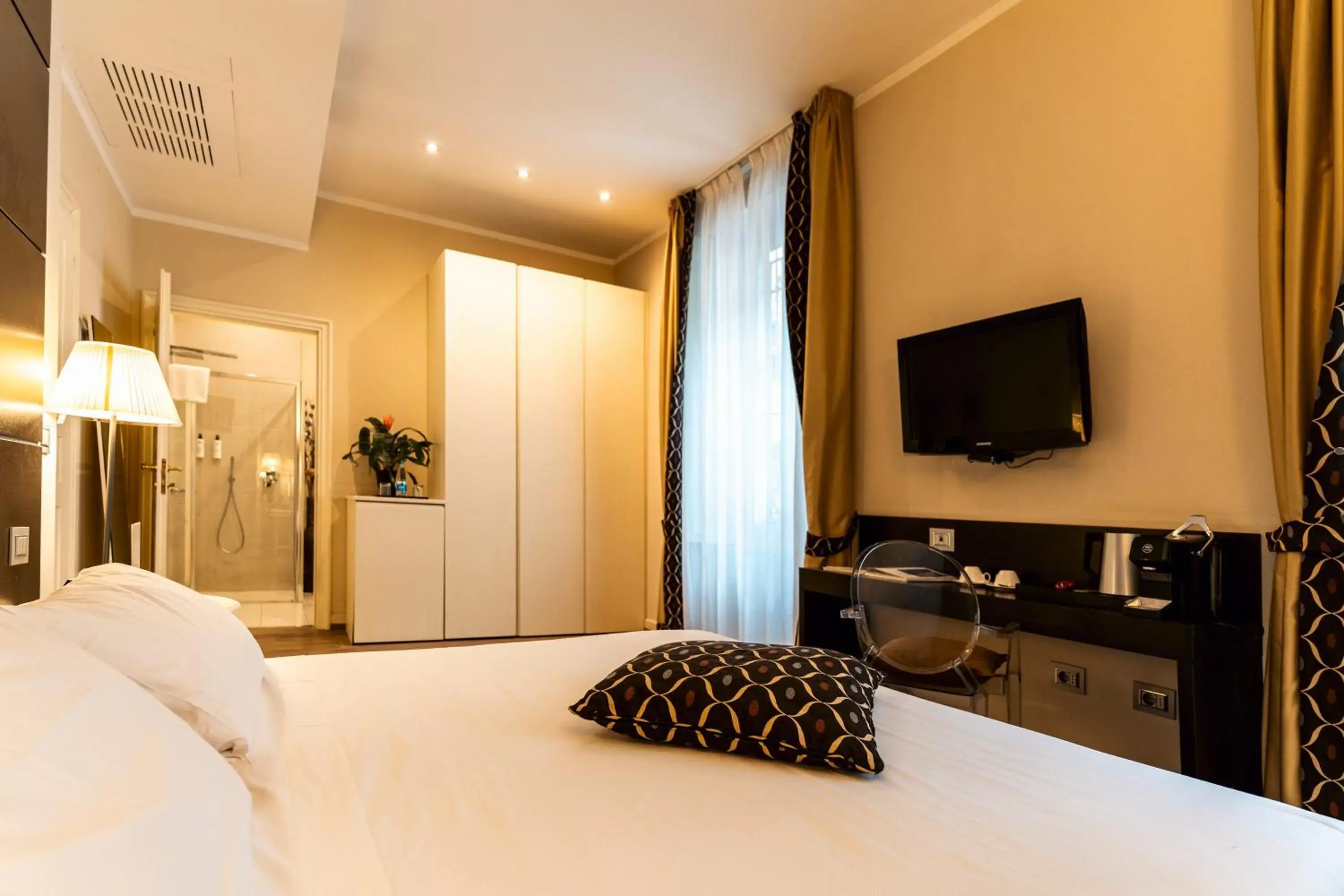 Communal lounge/ TV room, Bed in TownHouse 33 Boutique Hotel Communal lounge/ TV room, Bed in TownHouse 33 Boutique Hotel