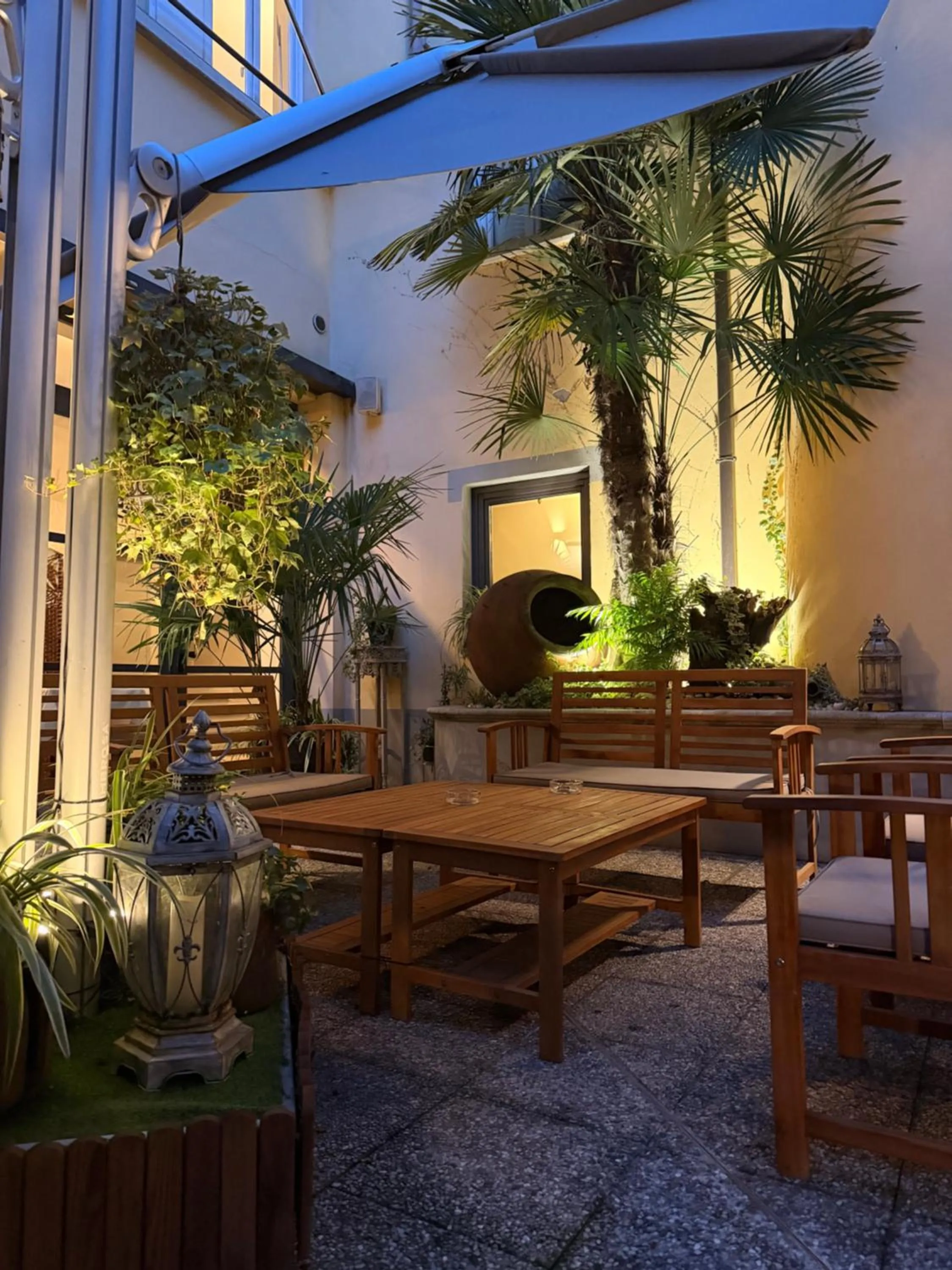Patio in TownHouse 33 Boutique Hotel