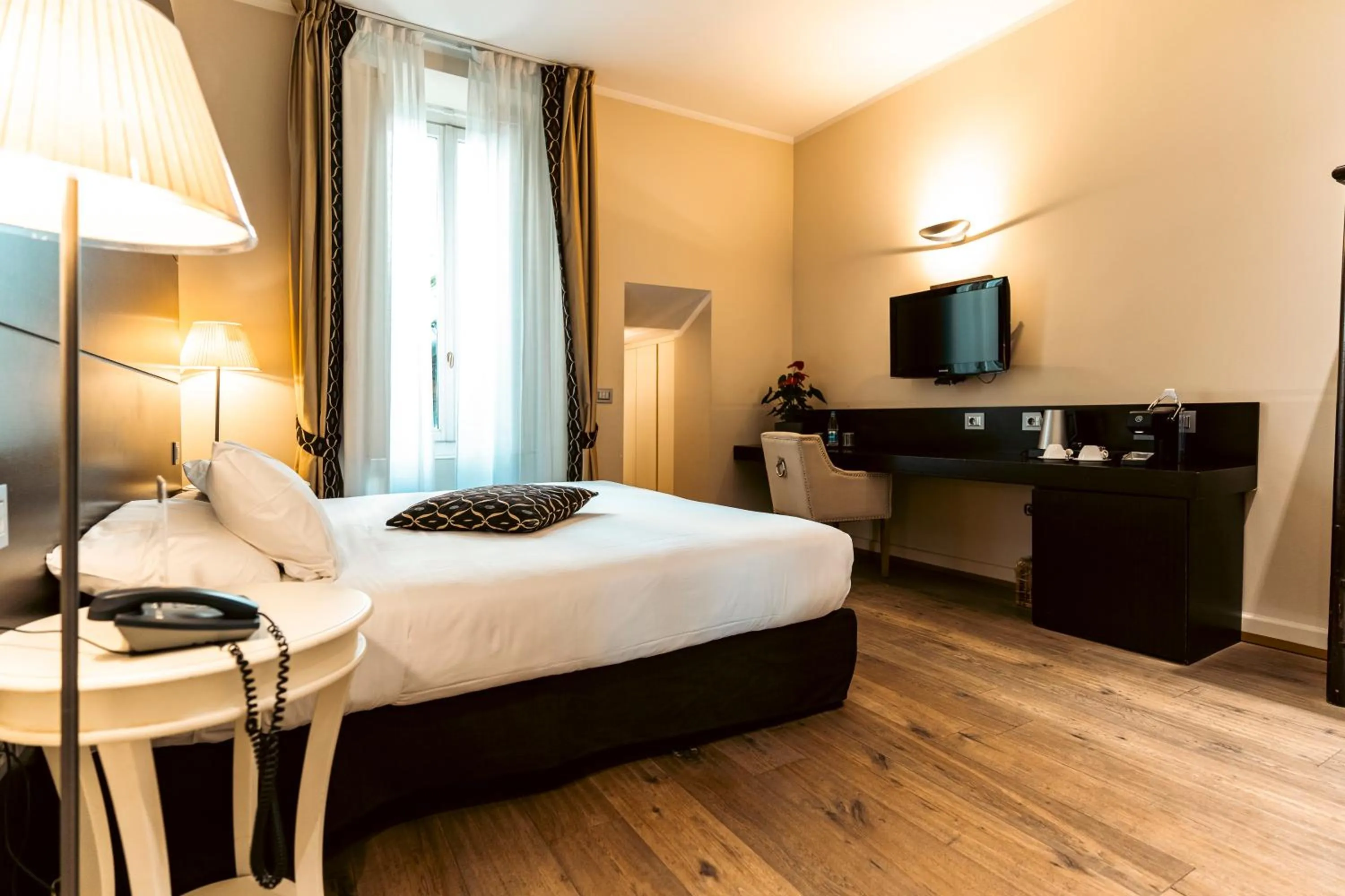 Communal lounge/ TV room, Bed in TownHouse 33 Boutique Hotel