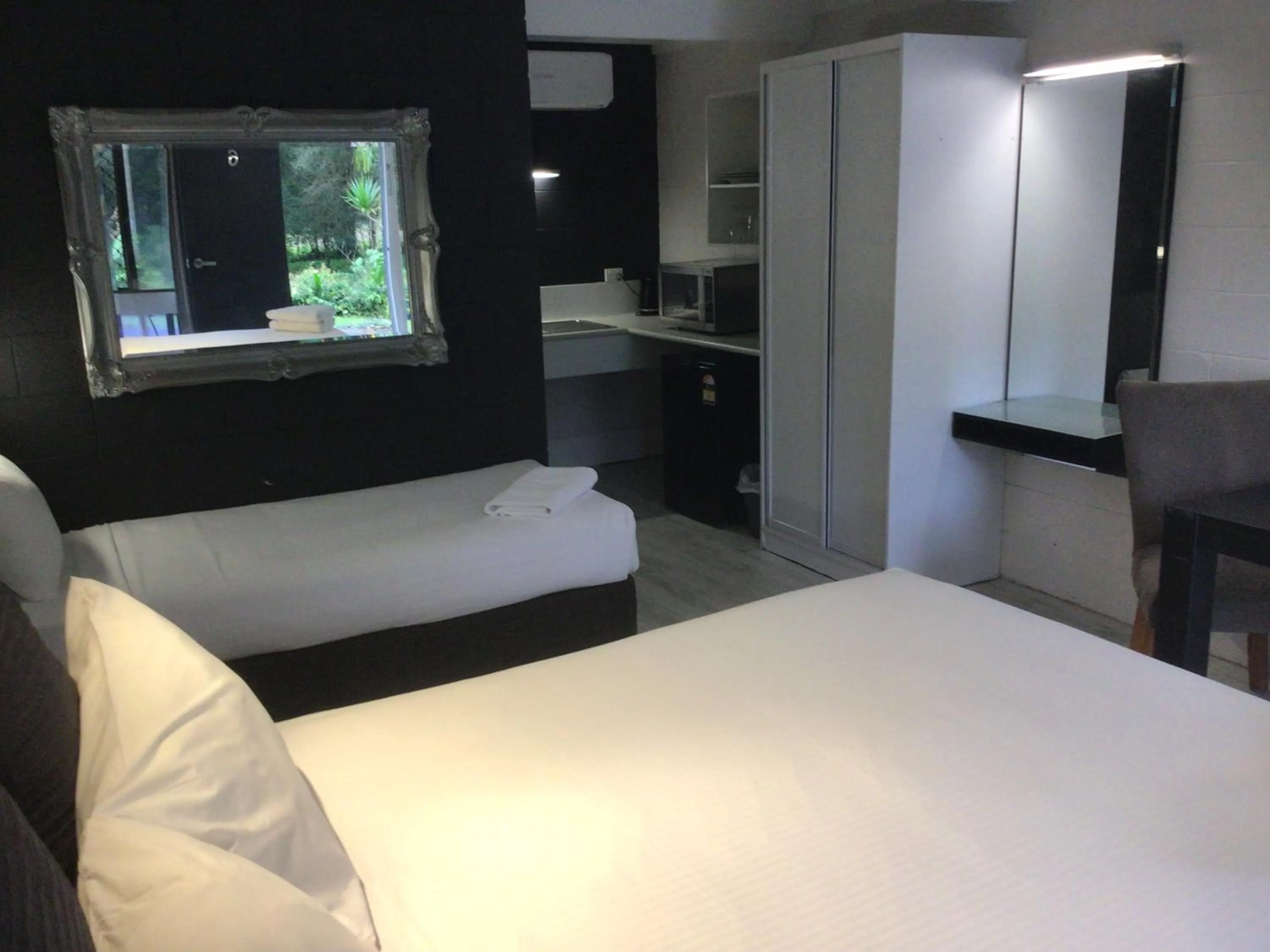 Seating area, Bed in Buderim Fiesta Motel