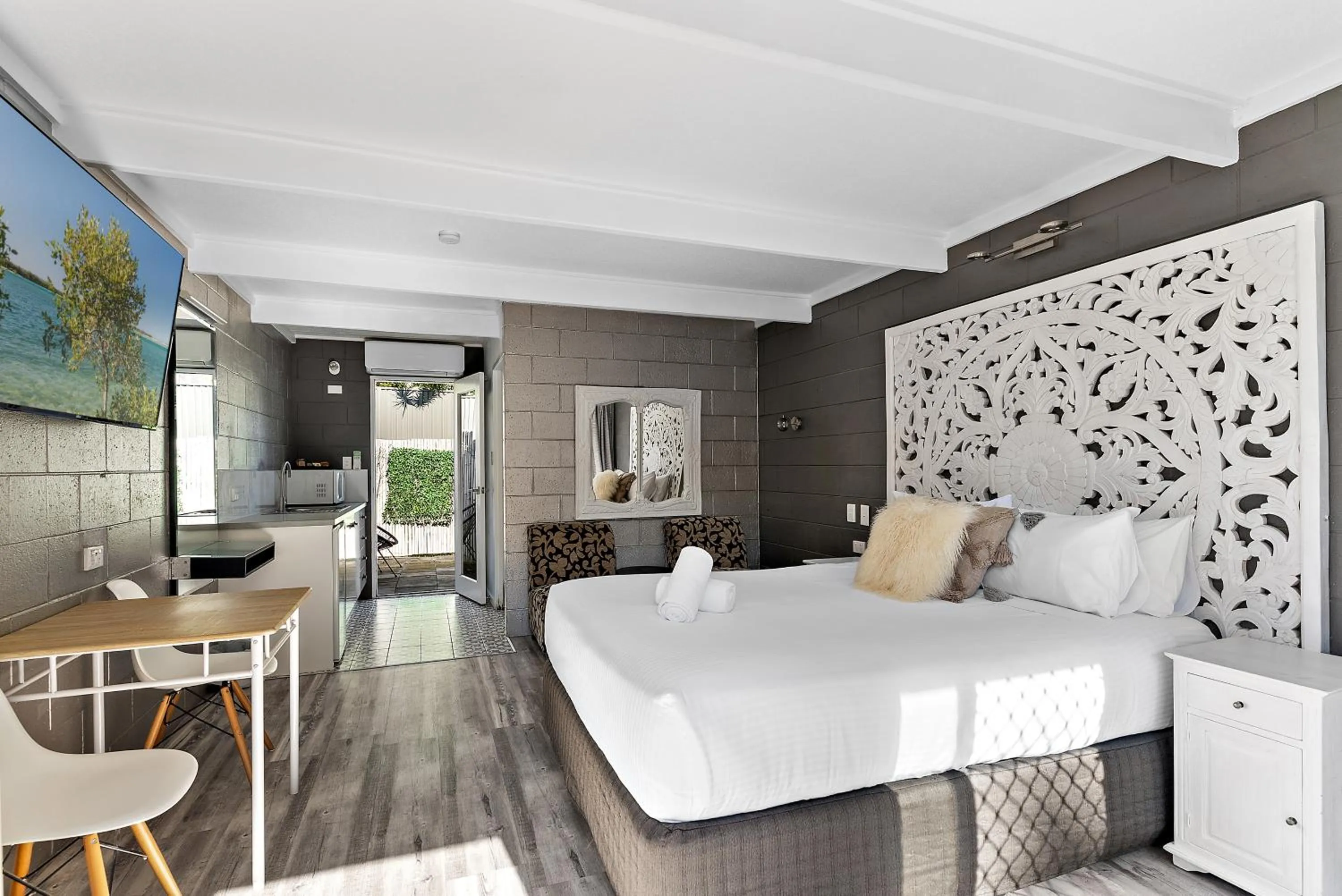 Kitchen or kitchenette, Bed in Buderim Fiesta Motel