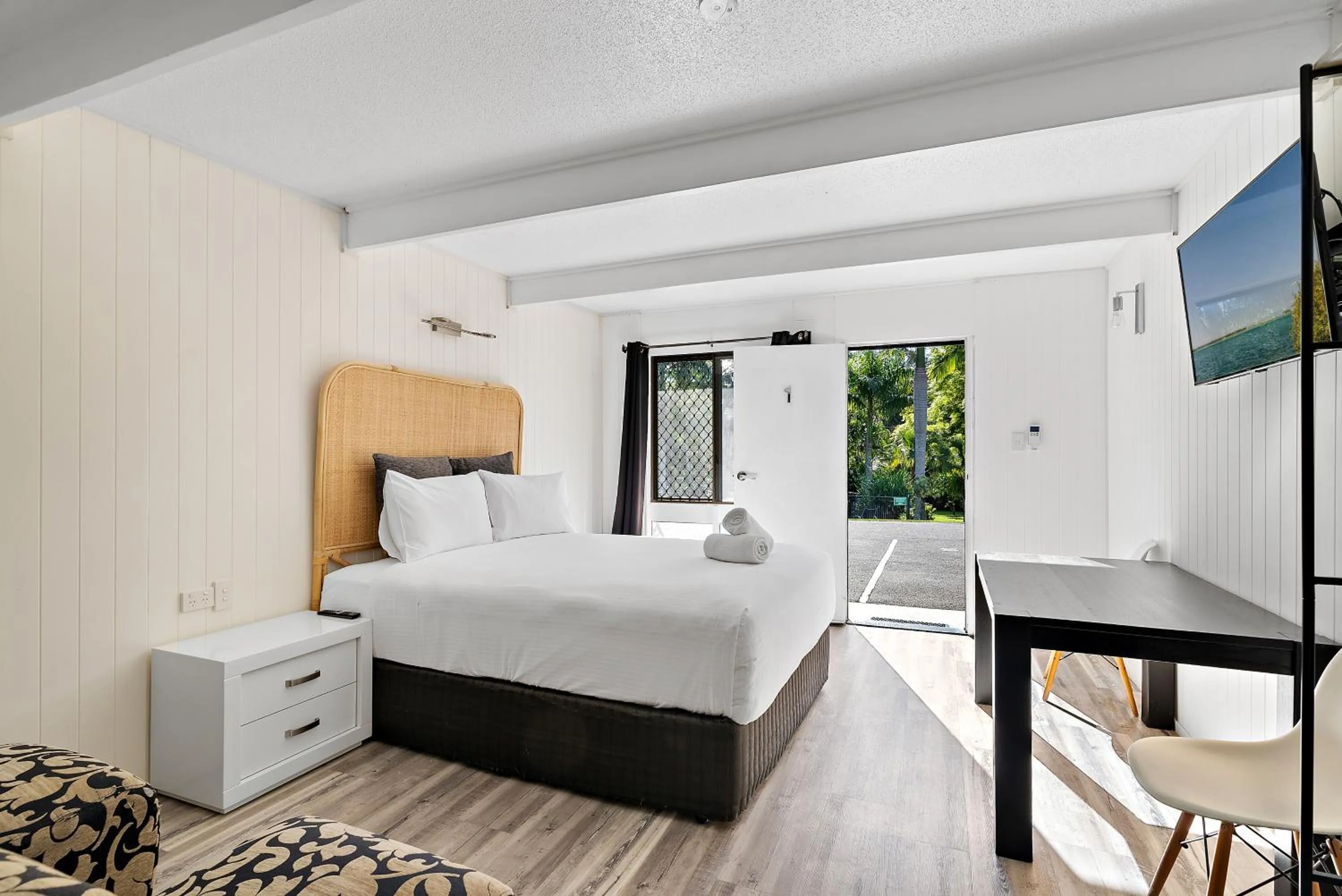 Dining area, Bed in Buderim Fiesta Motel