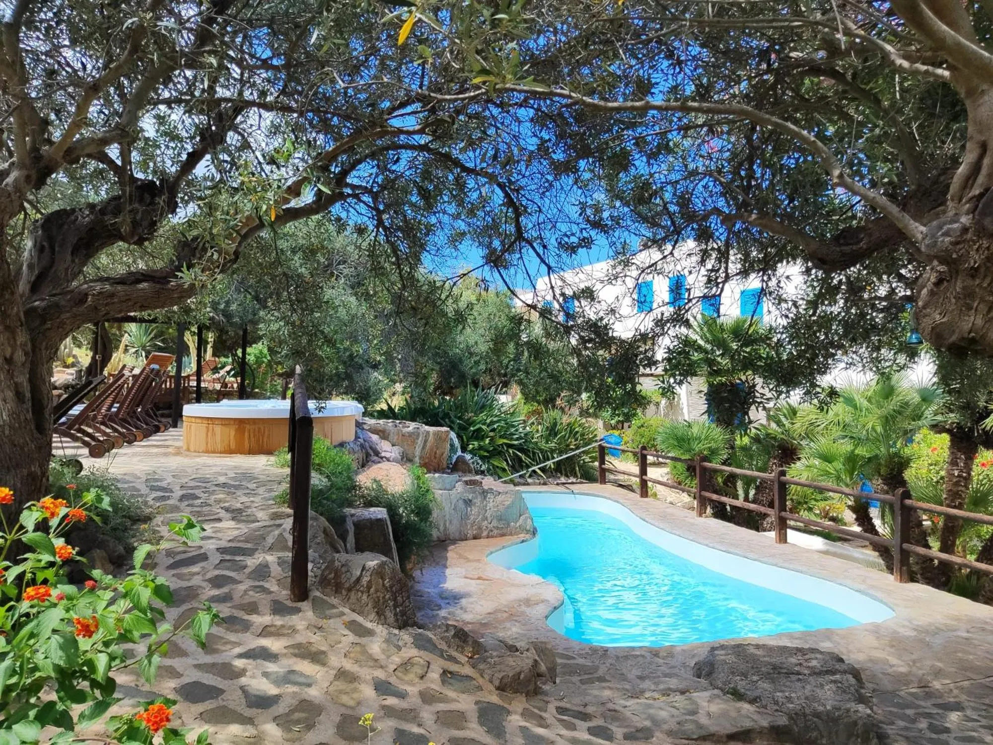 Swimming pool in Marettimo Residence