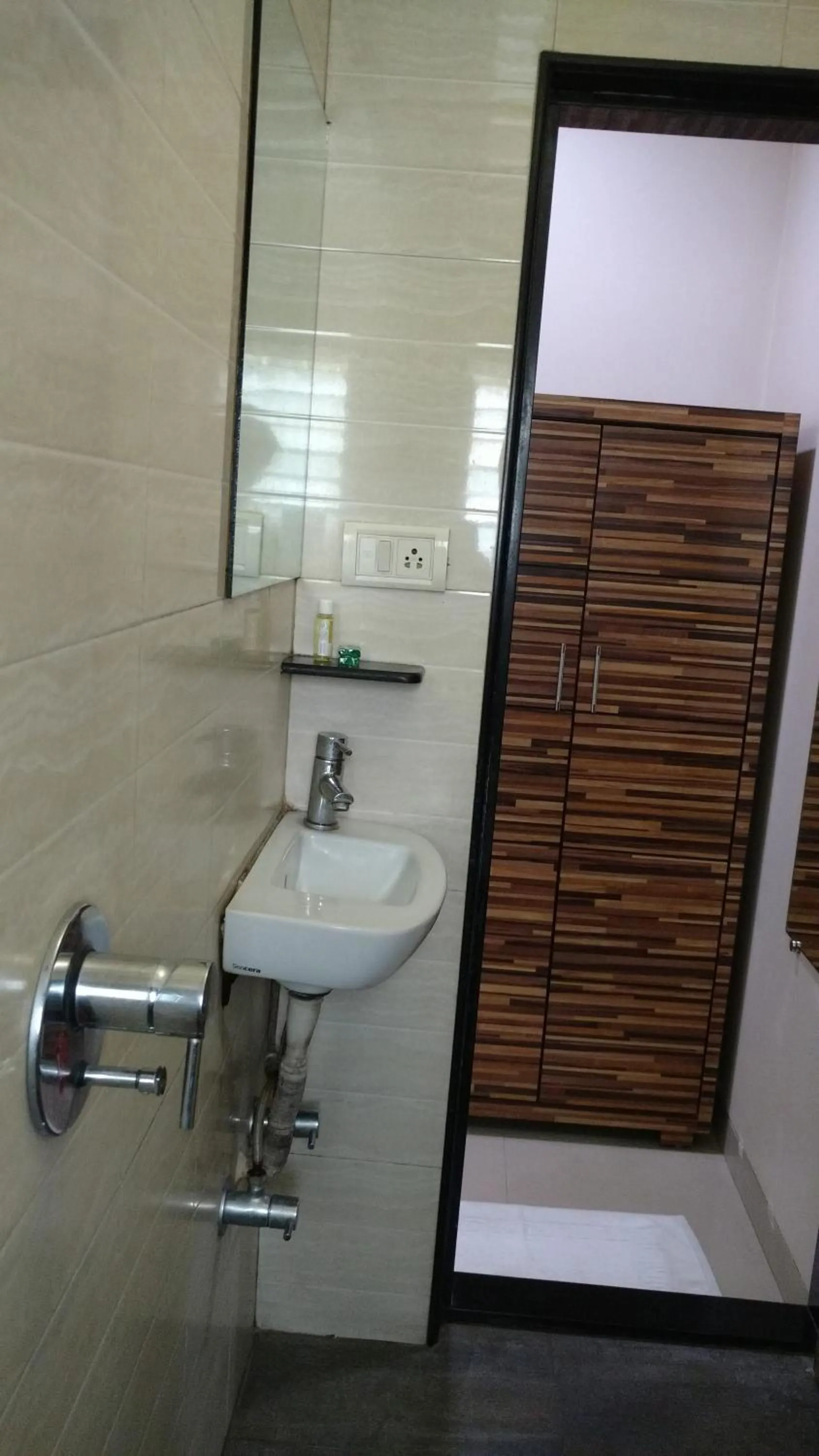 Bathroom in Pals Hotel