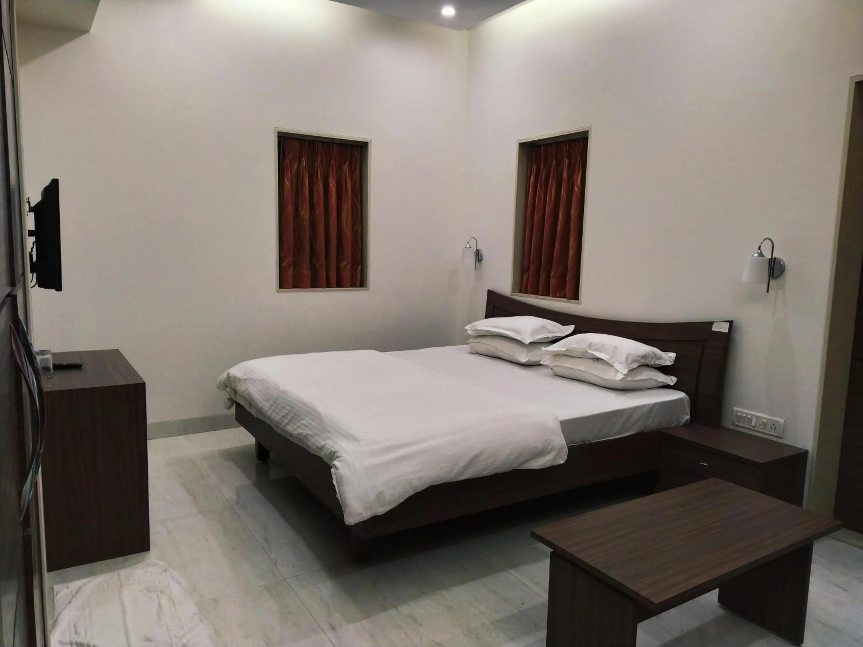 Bedroom, Bed in Pals Hotel