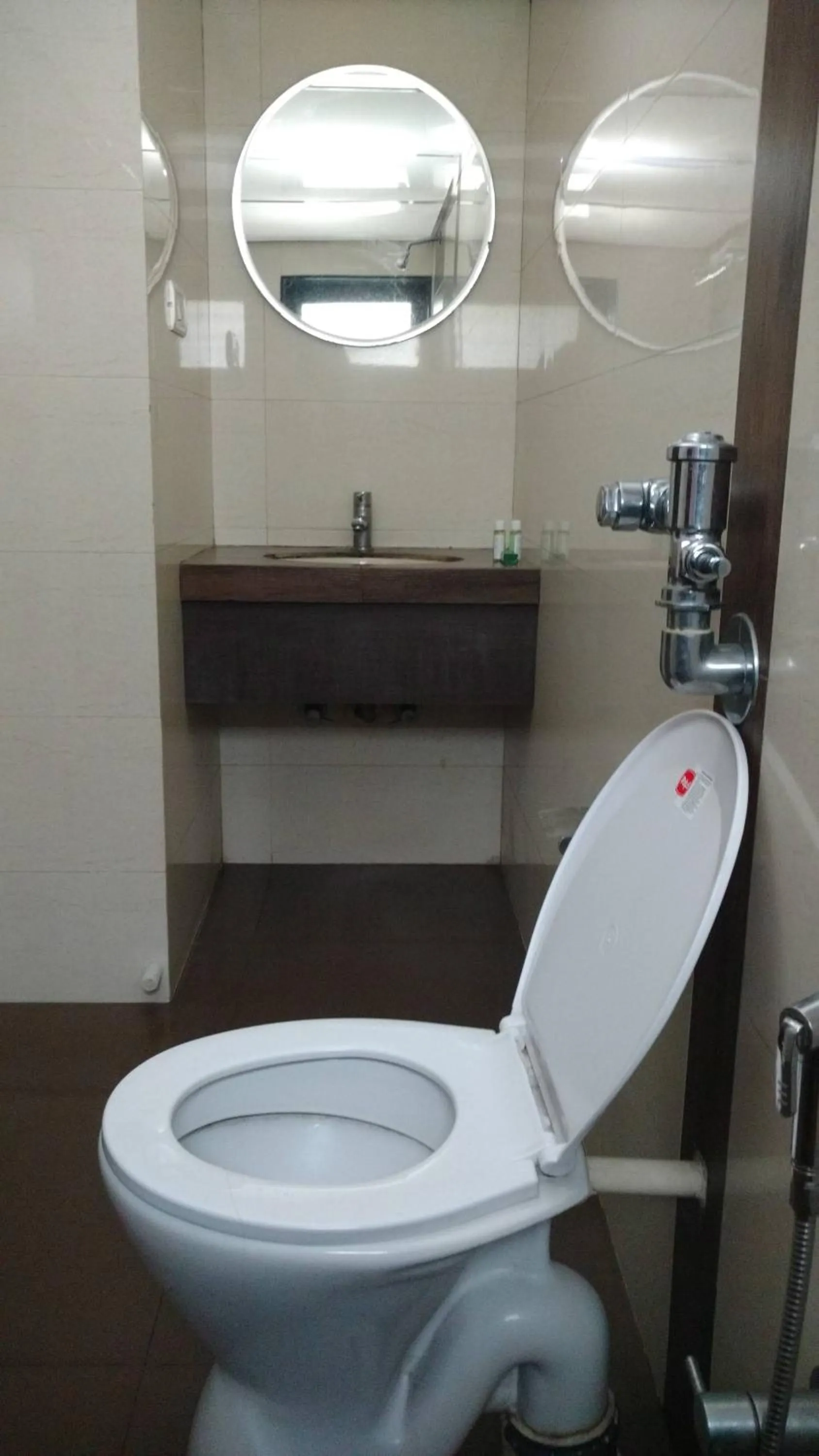 Toilet in Pals Hotel