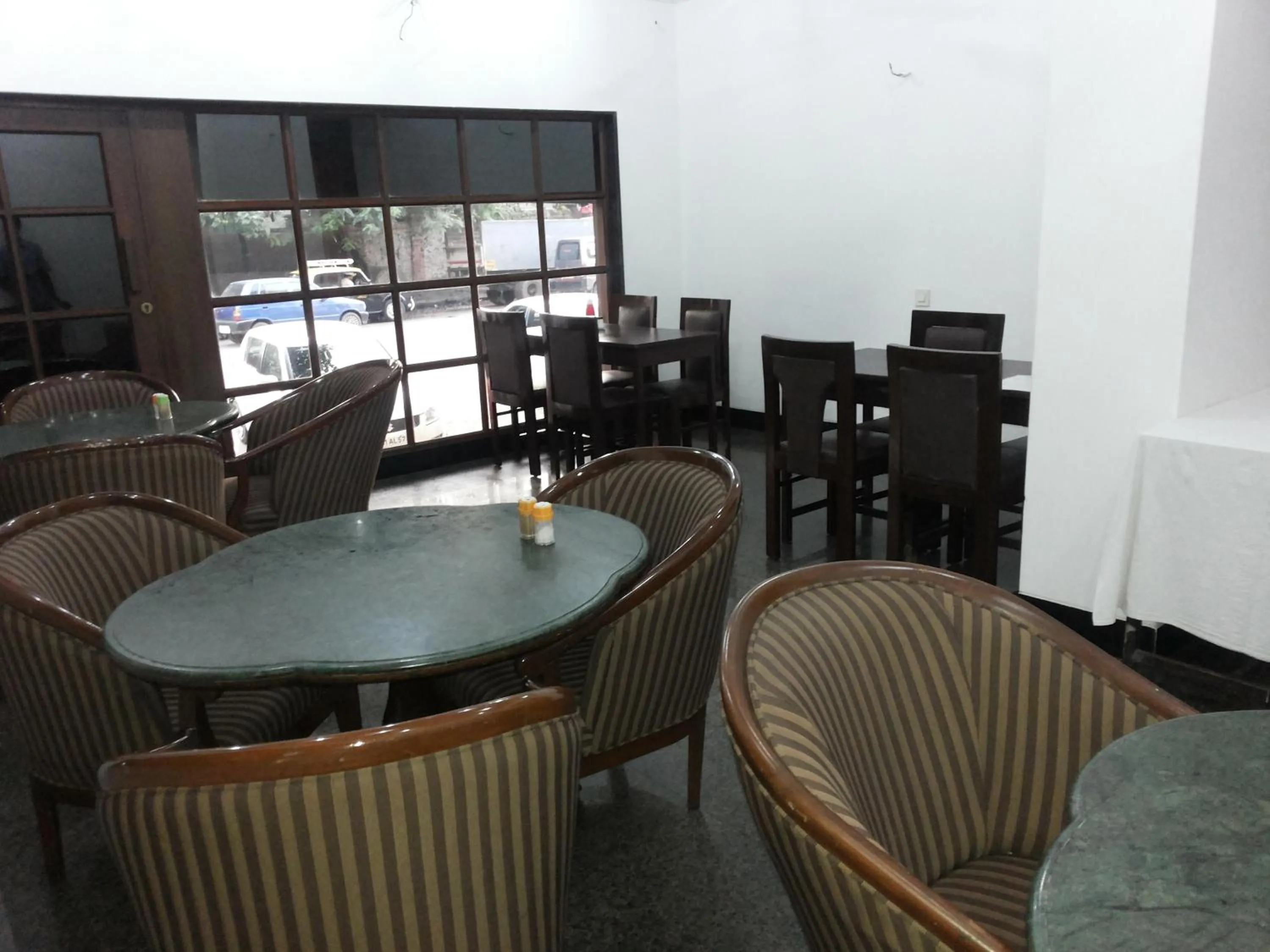 Restaurant/places to eat in Pals Hotel