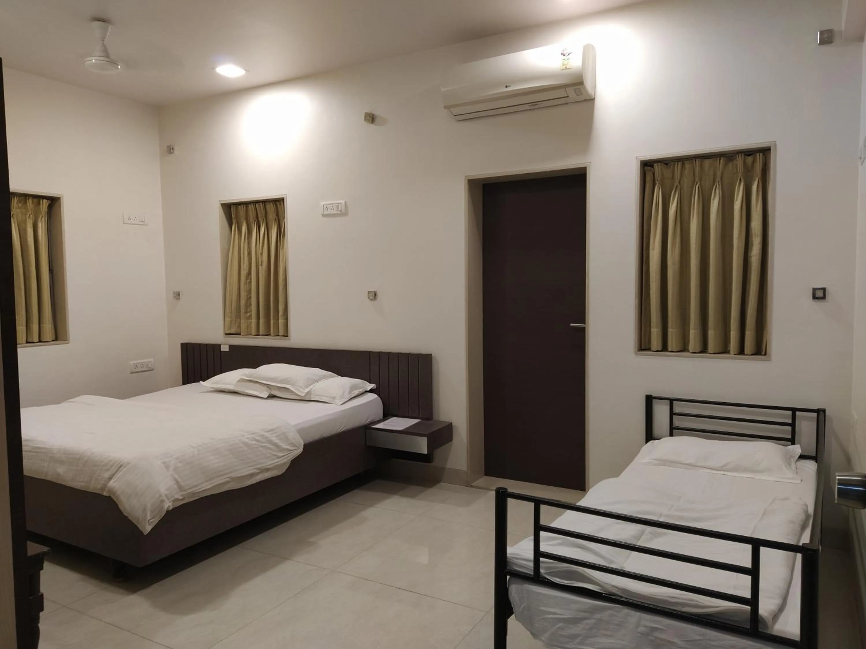 Bedroom, Bed in Pals Hotel