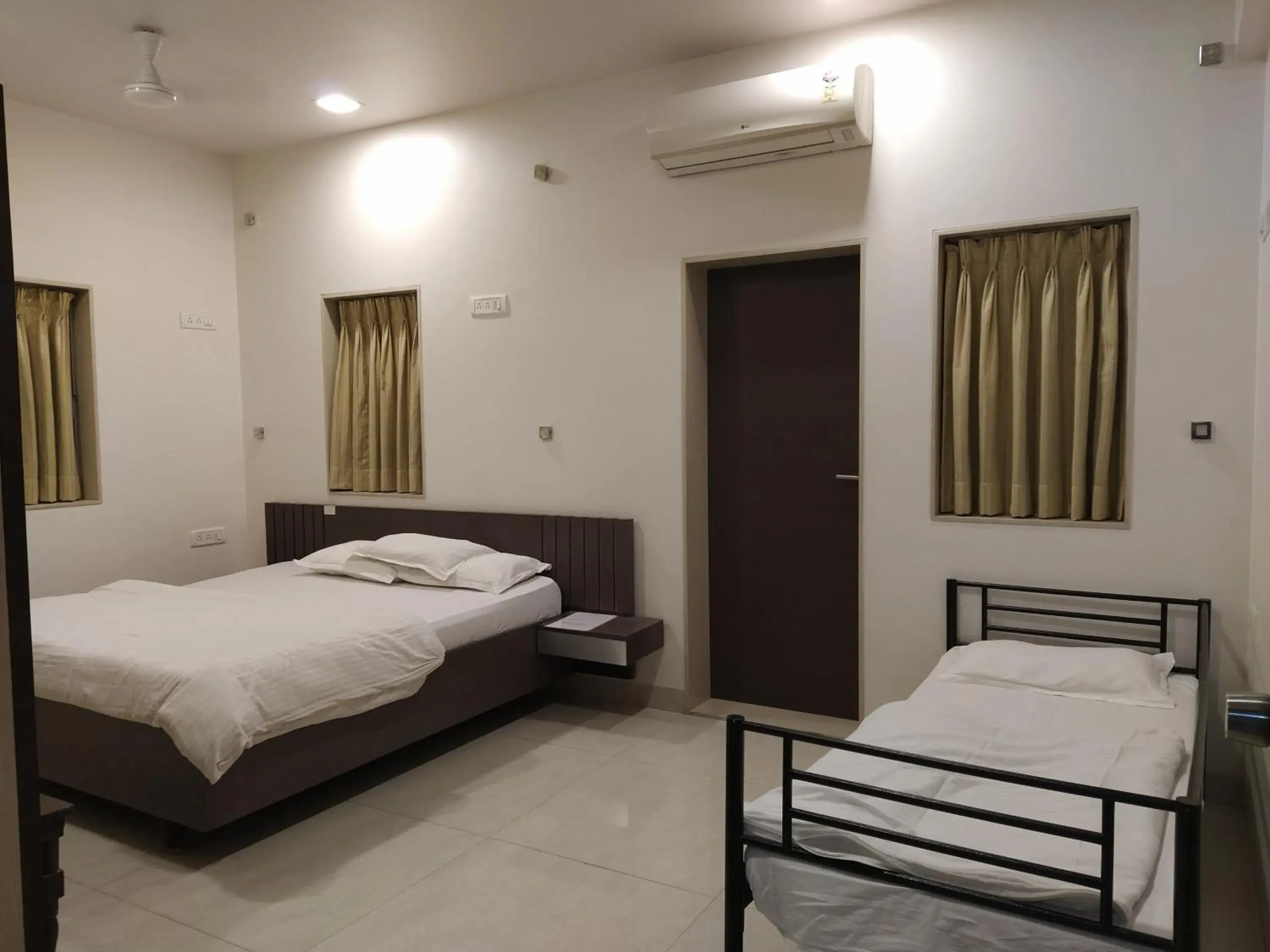 Triple Room in Pals Hotel Triple Room in Pals Hotel