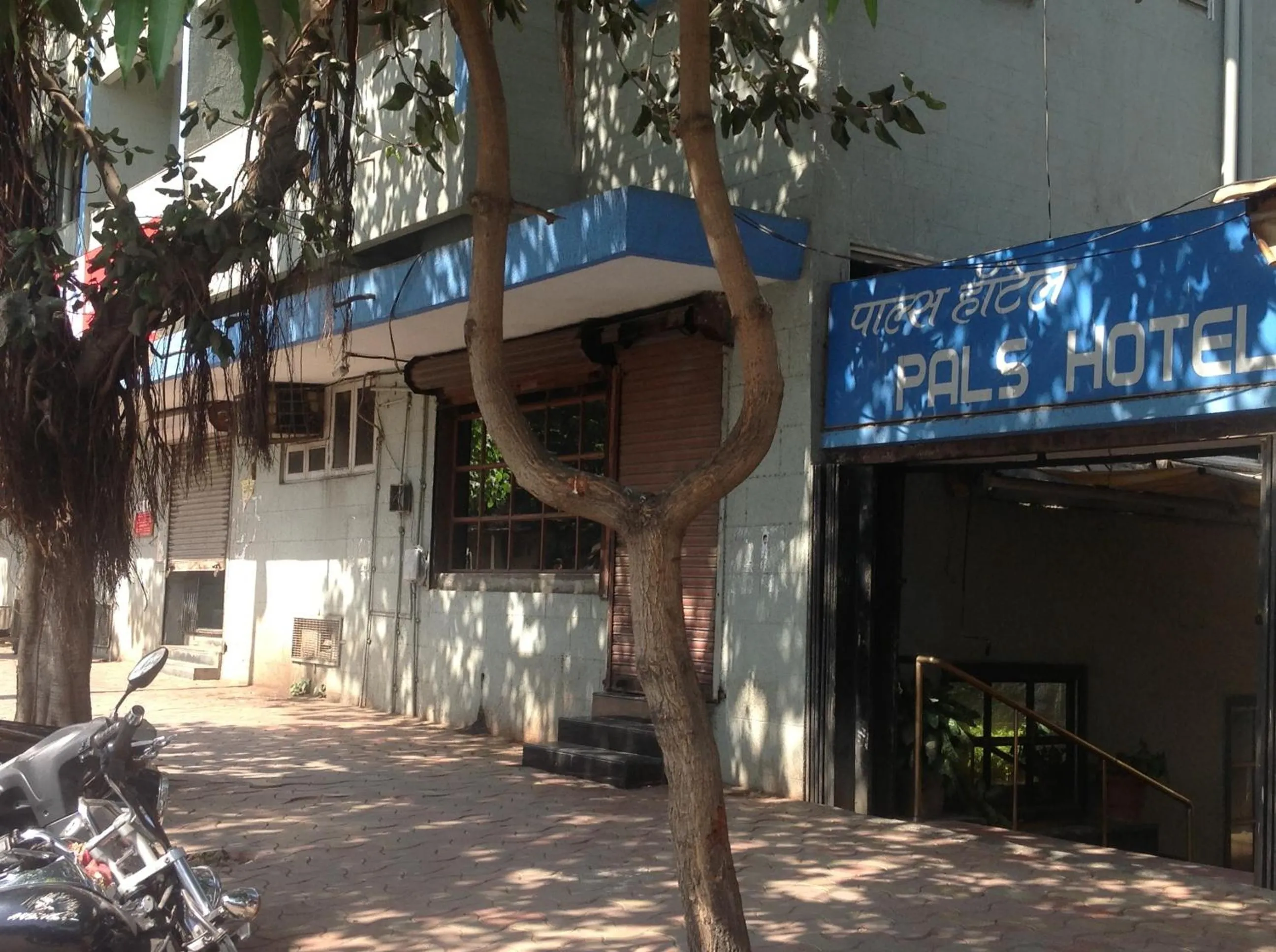 Facade/entrance in Pals Hotel