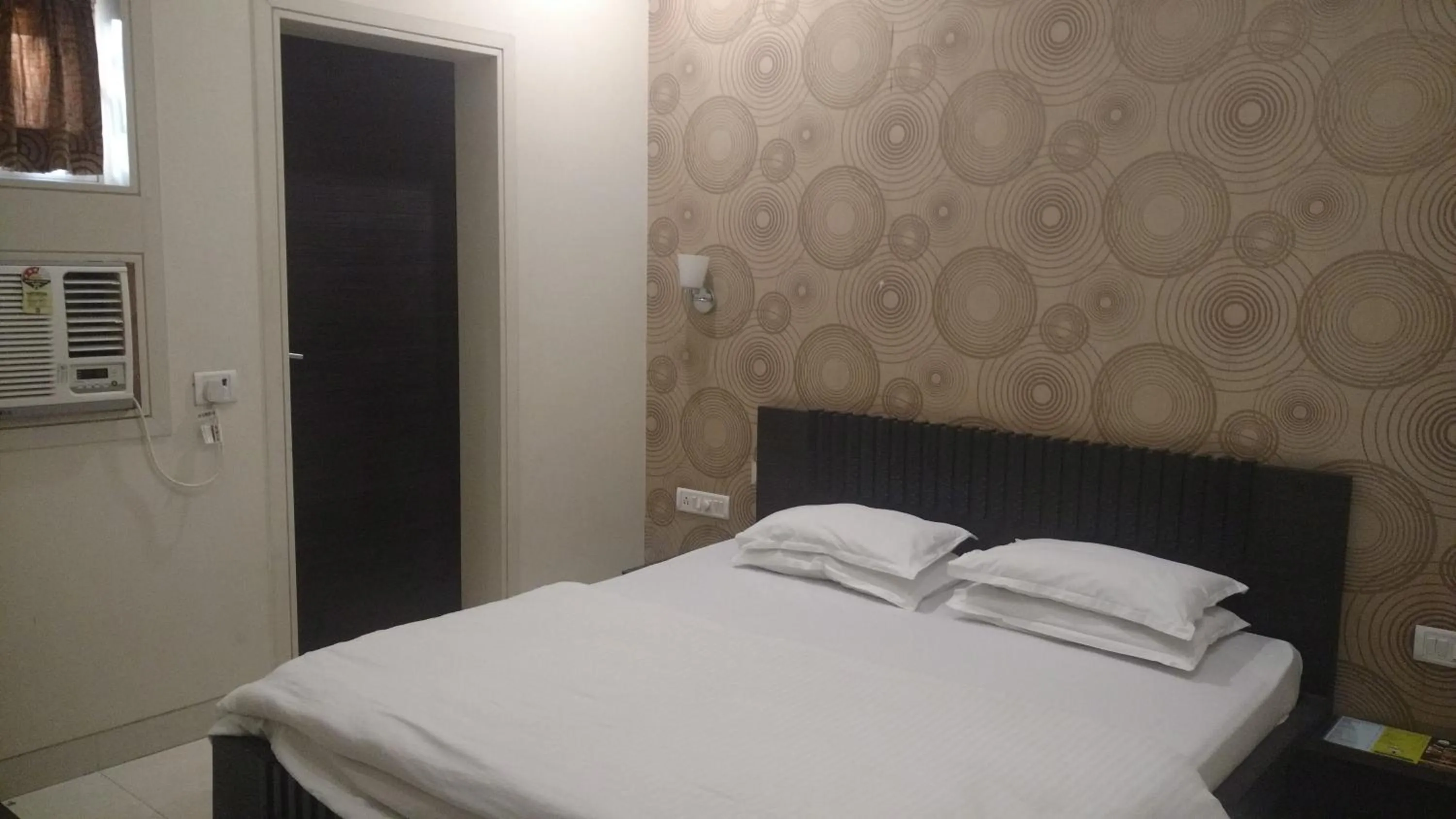 Bedroom, Bed in Pals Hotel