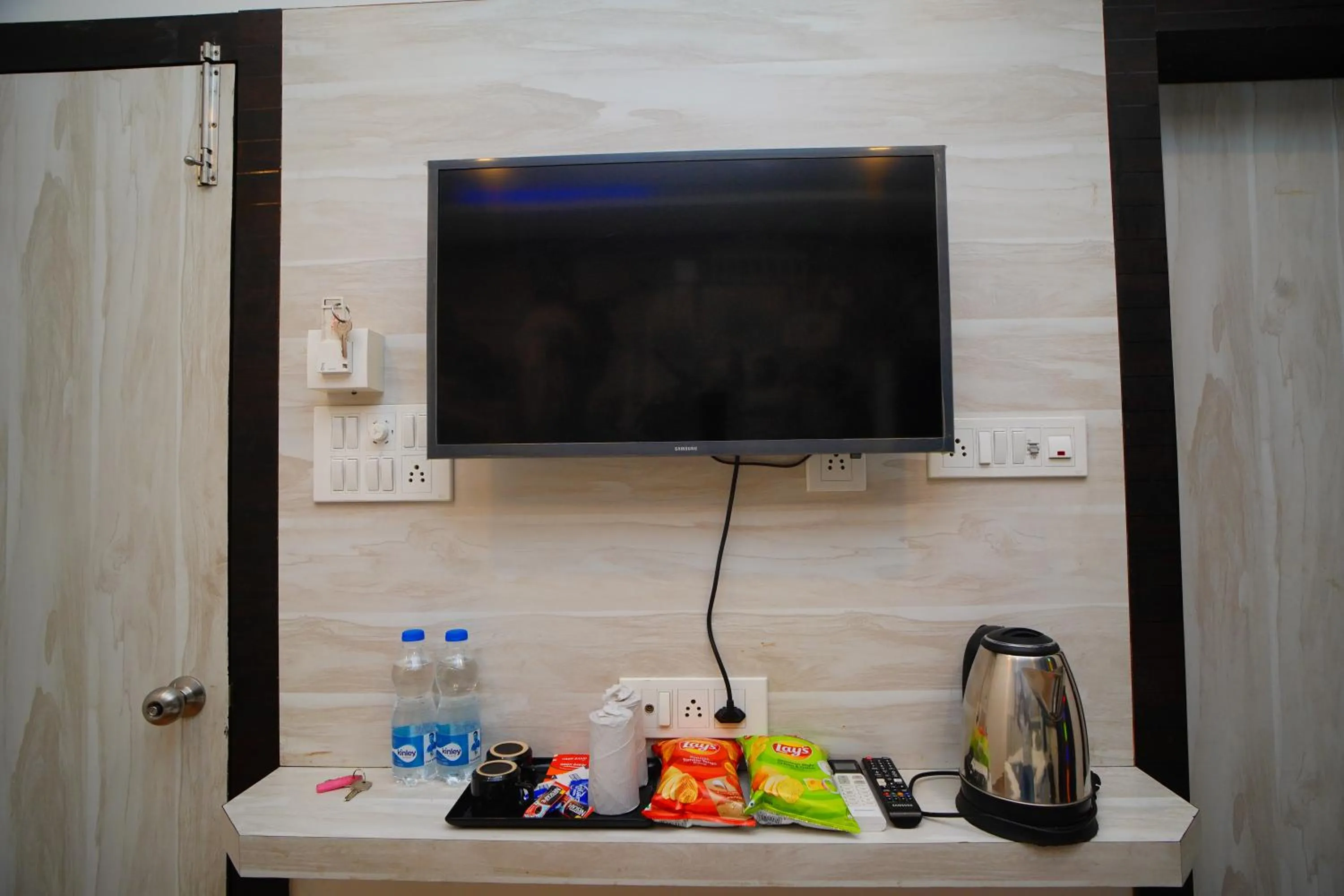 TV and multimedia in Hotel Lake Bridge