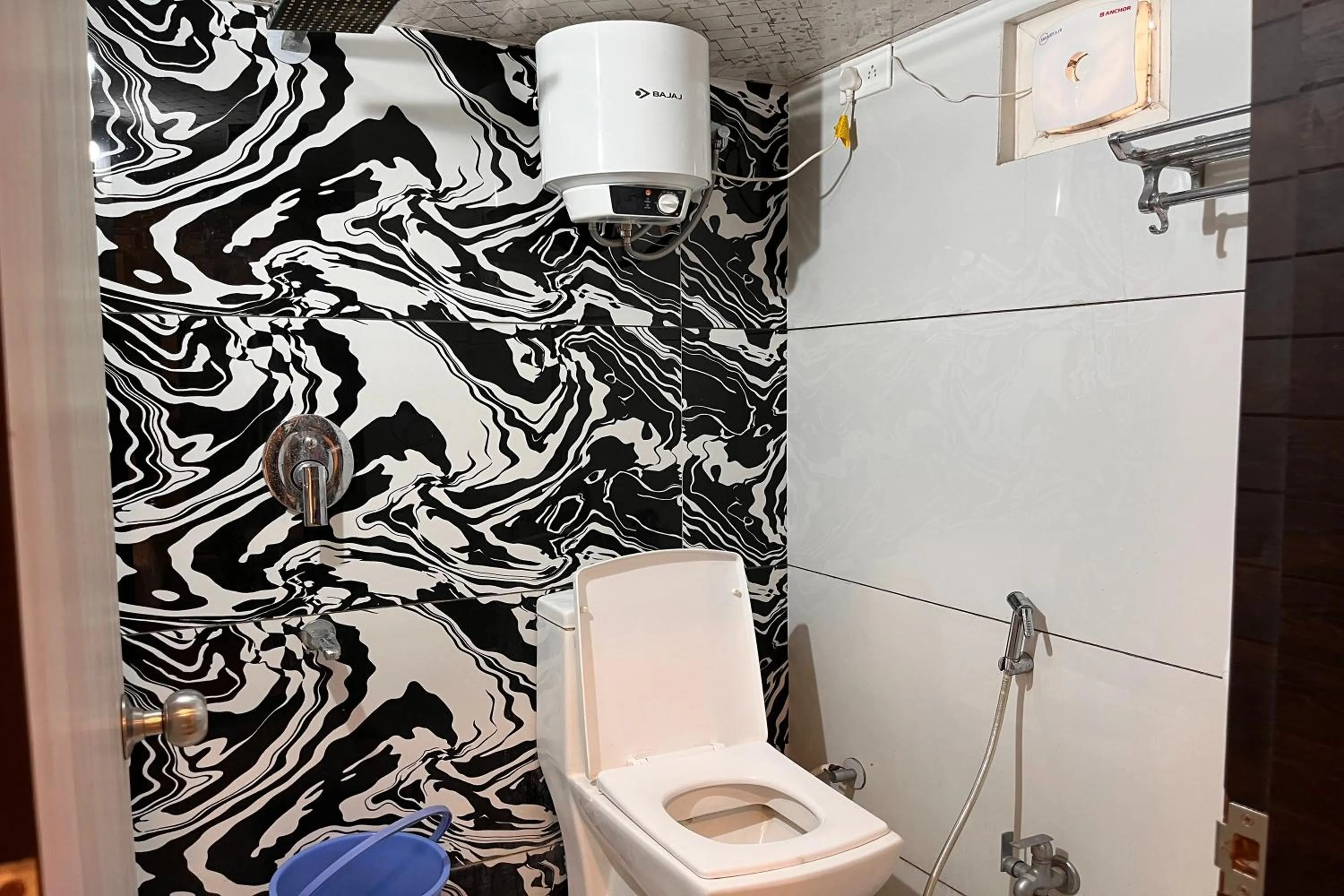 Toilet in Hotel Lake Bridge