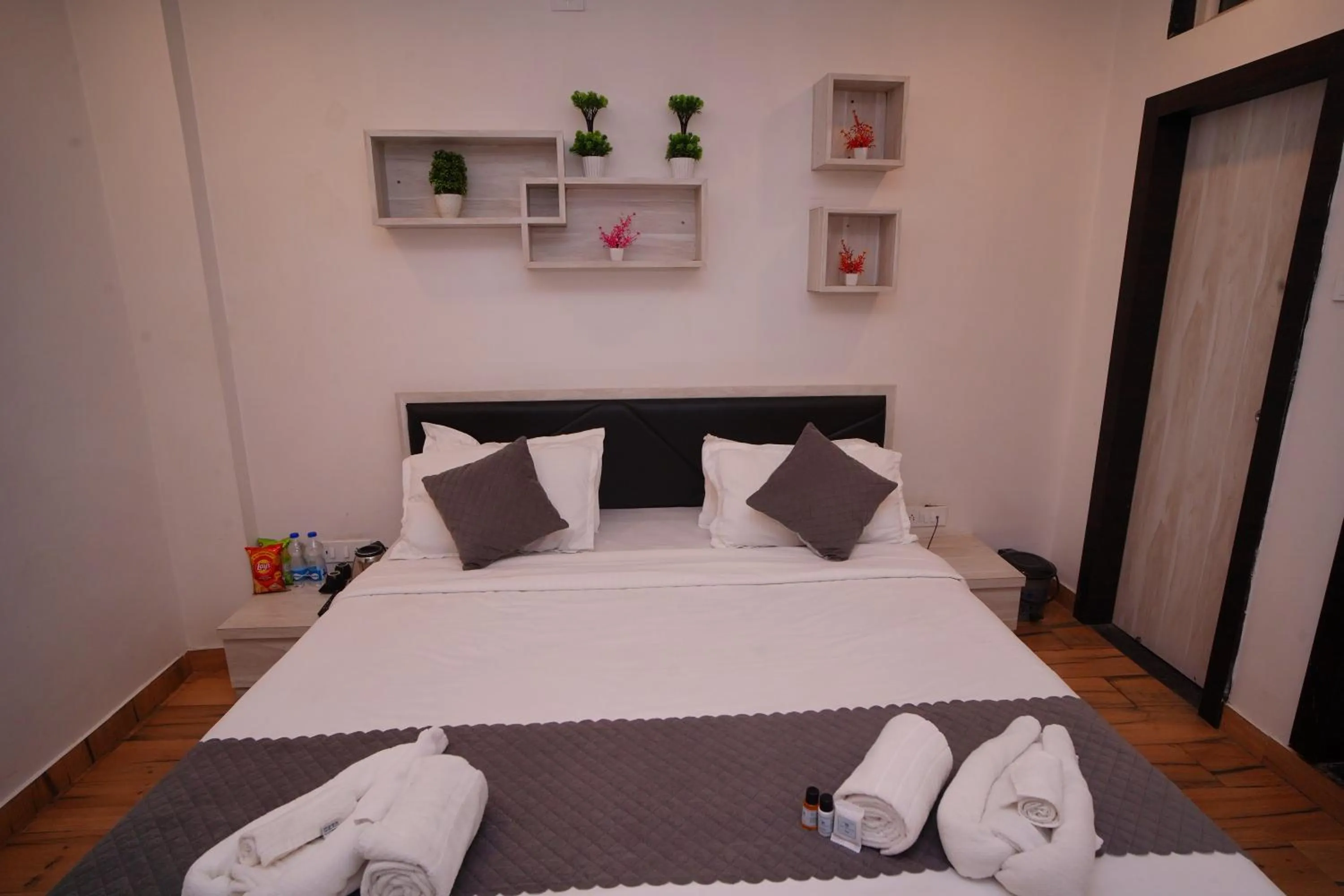 towels, Bed in Hotel Lake Bridge