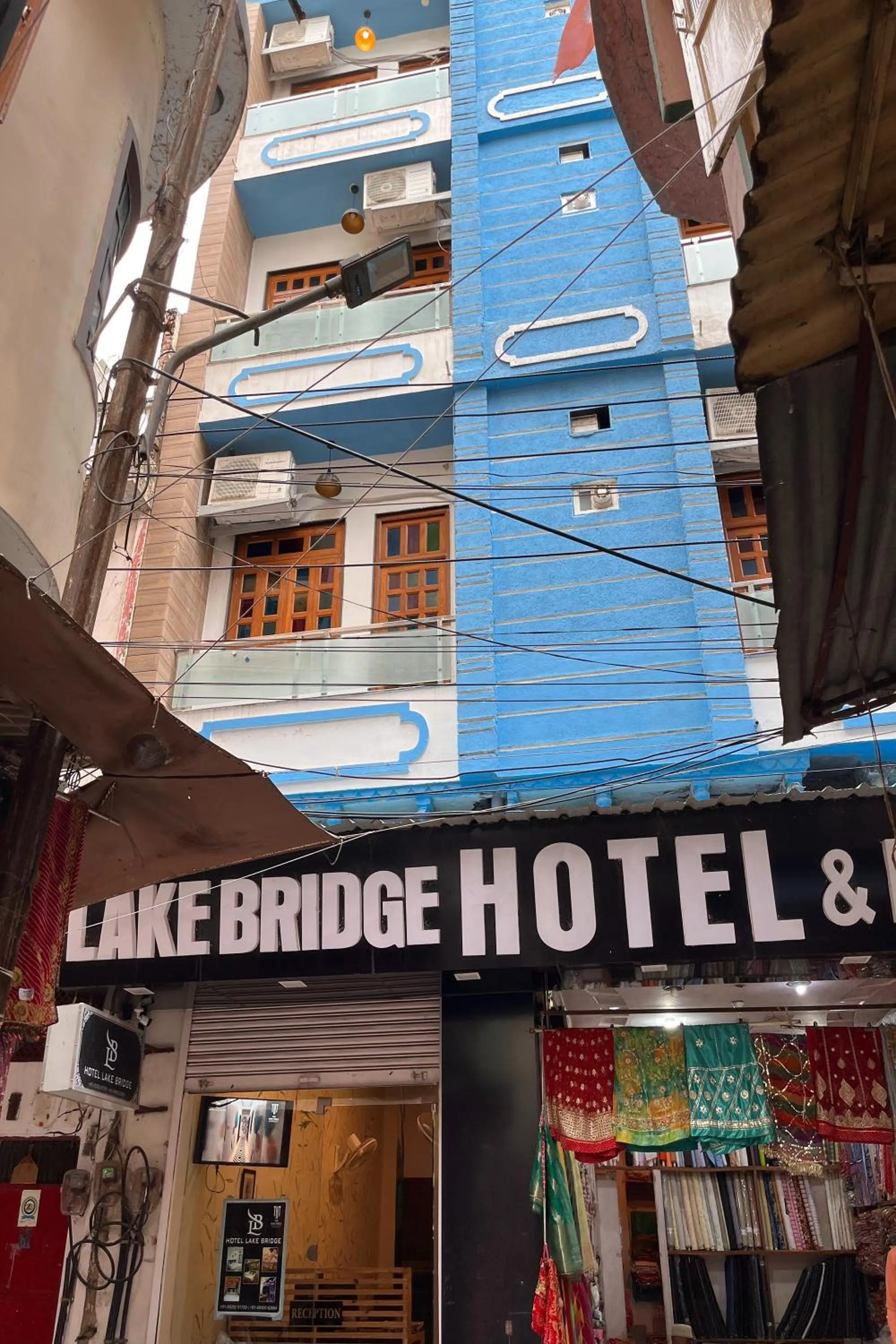 Property building in Hotel Lake Bridge