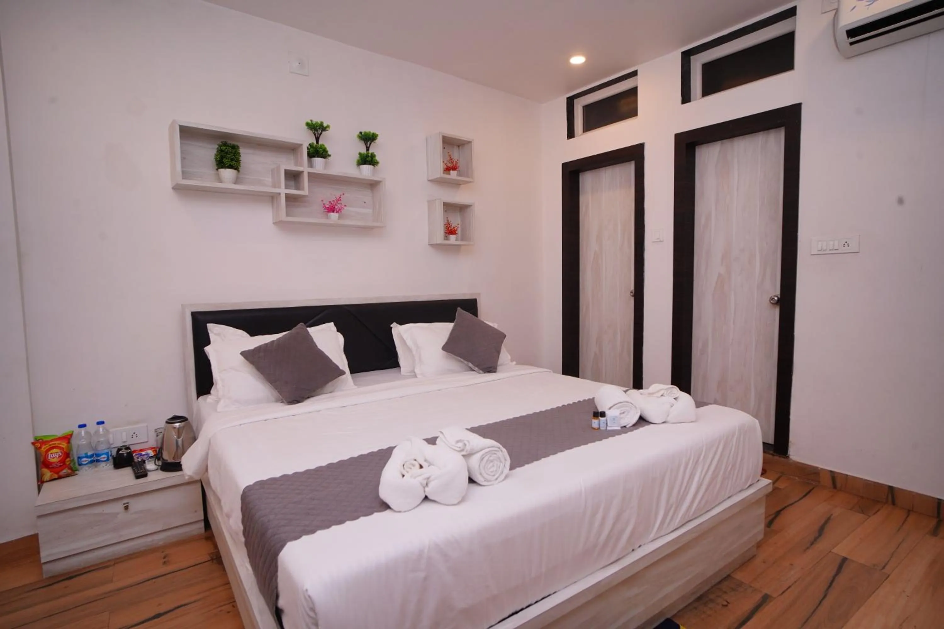 towels, Bed in Hotel Lake Bridge