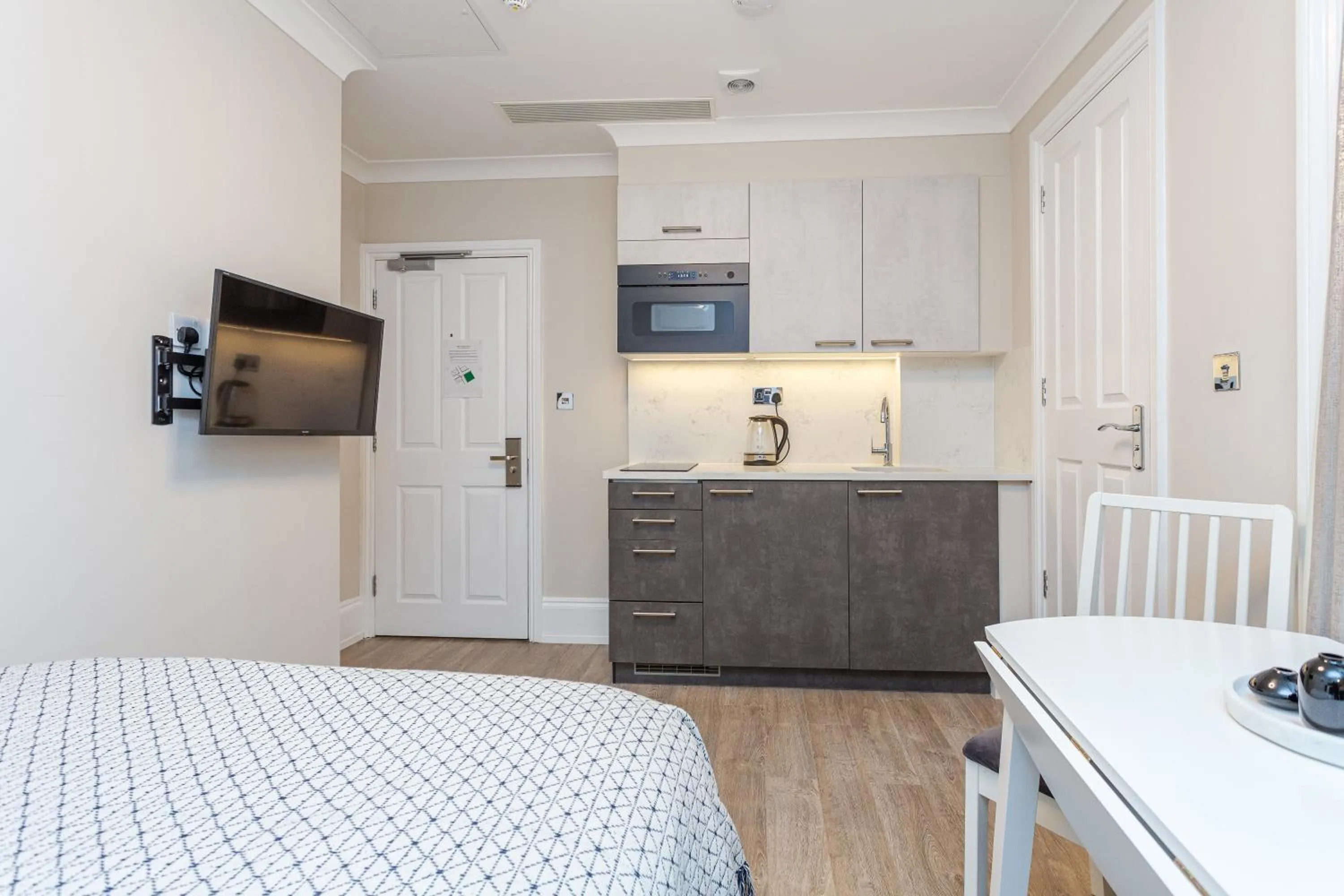 Photo of the whole room, Bed in Cleveland Residences Kensington