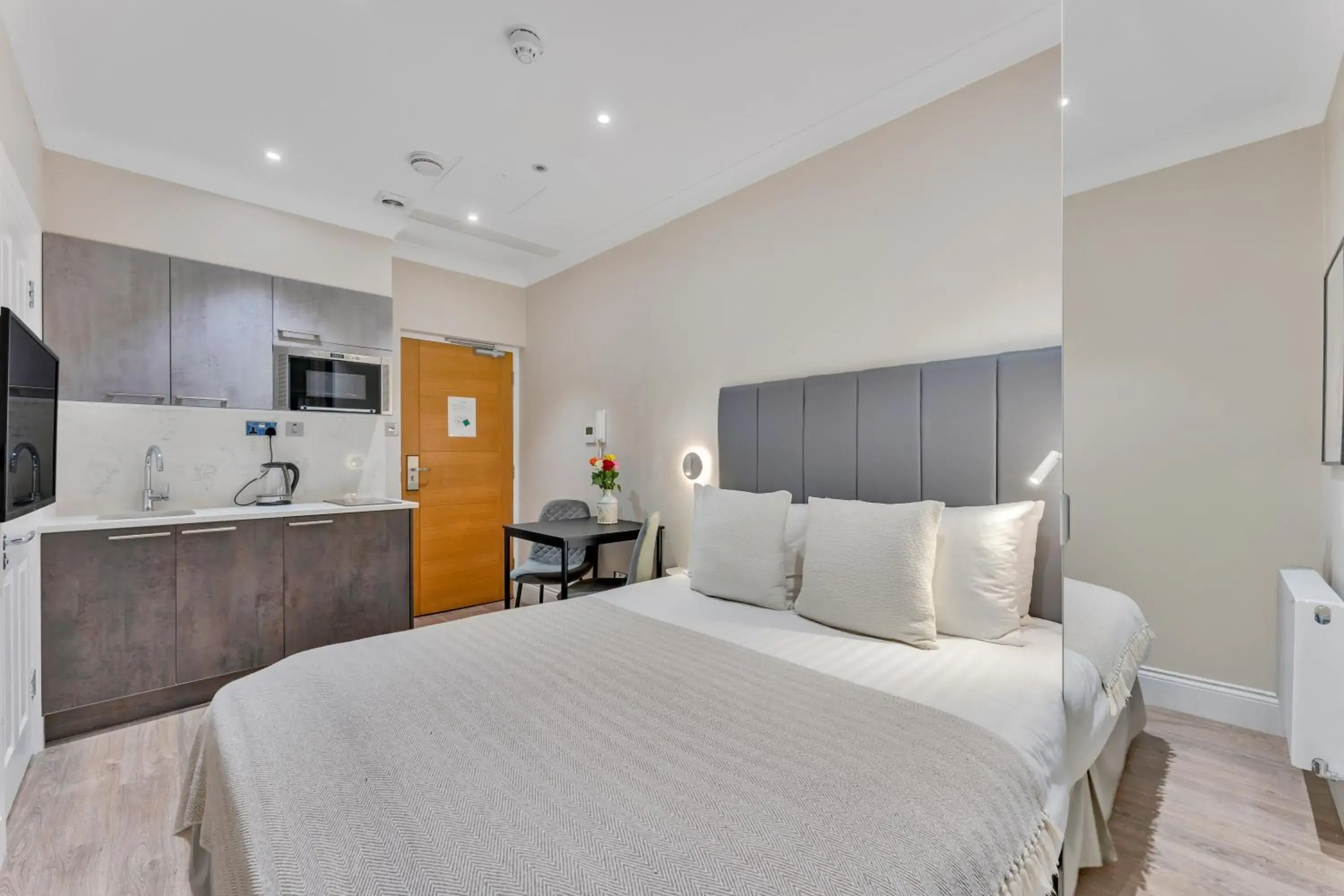 Photo of the whole room, Bed in Cleveland Residences Kensington Photo of the whole room, Bed in Cleveland Residences Kensington