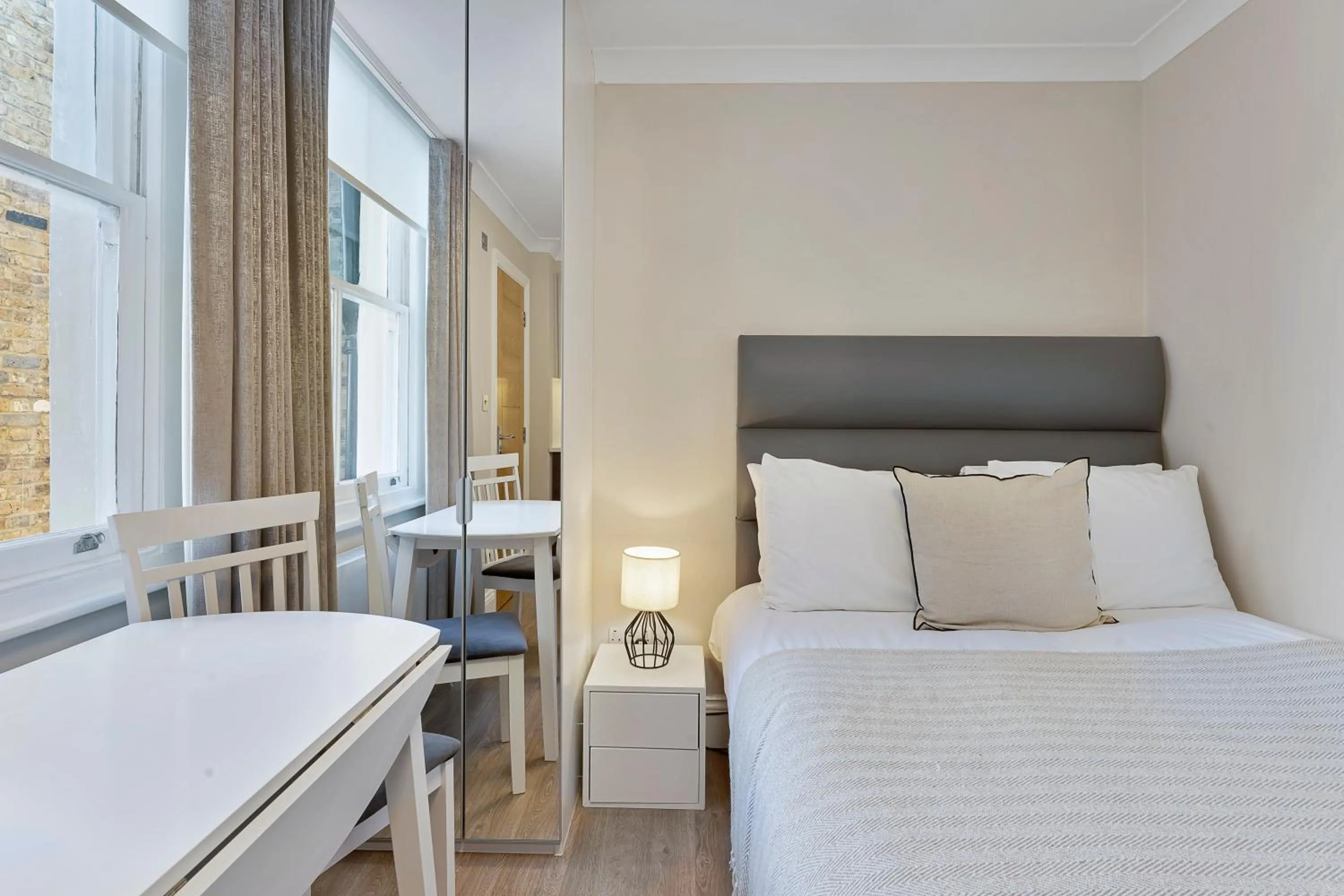 Photo of the whole room, Bed in Cleveland Residences Kensington