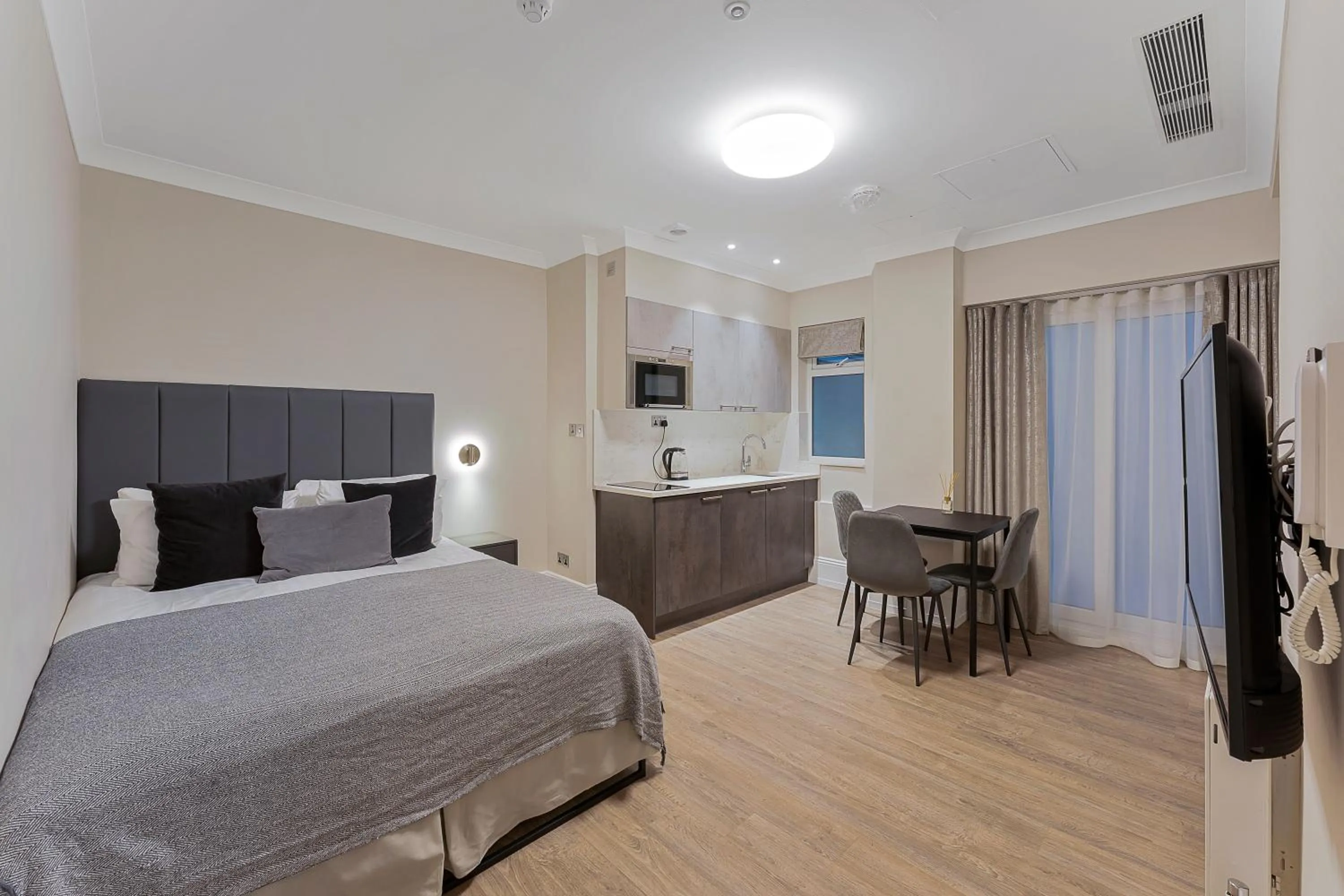 Photo of the whole room, Bed in Cleveland Residences Kensington