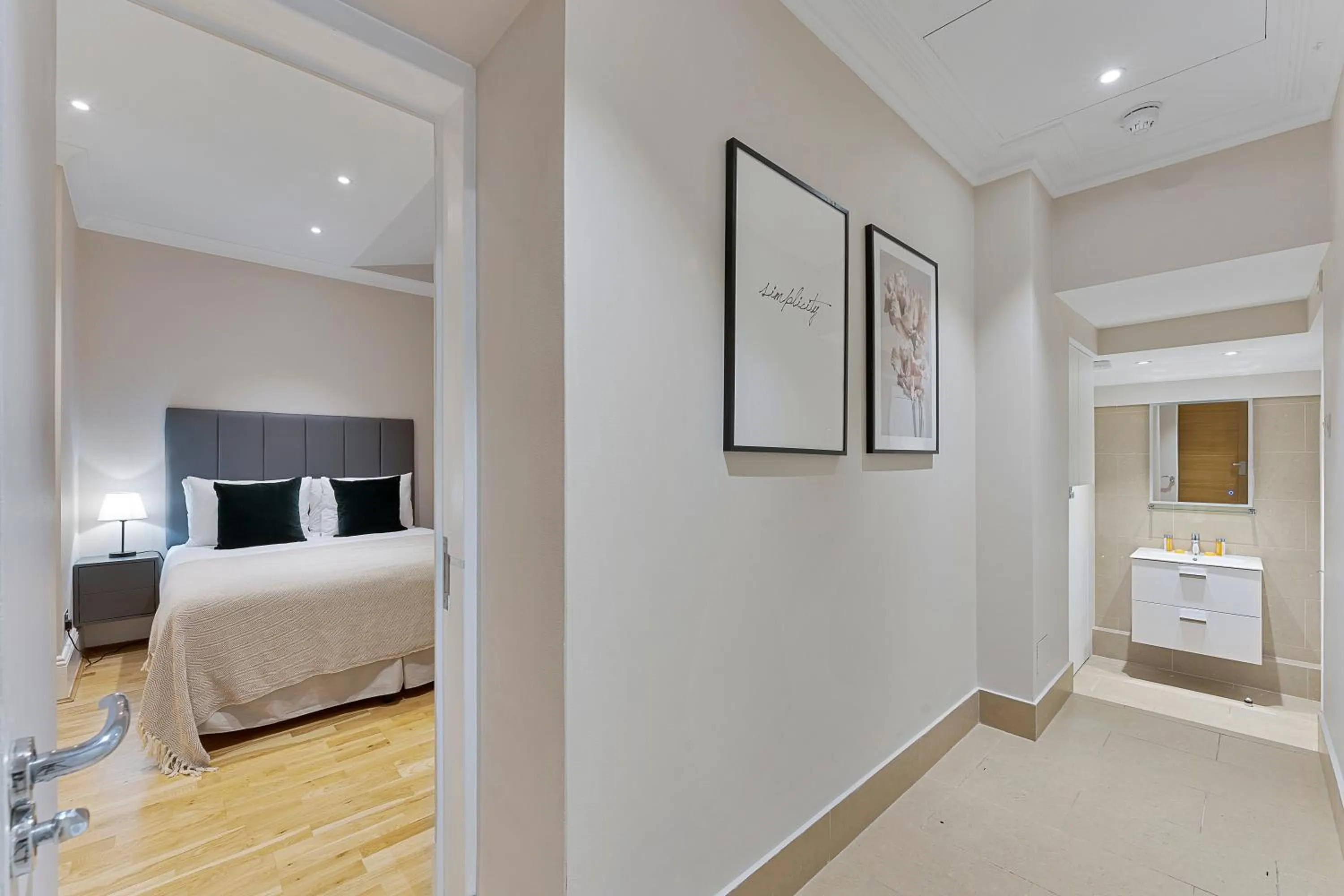 Photo of the whole room, Bed in Cleveland Residences Kensington