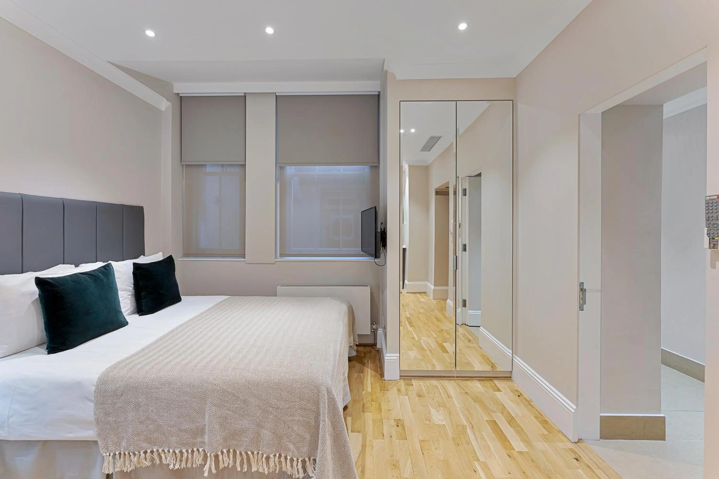 Photo of the whole room, Bed in Cleveland Residences Kensington