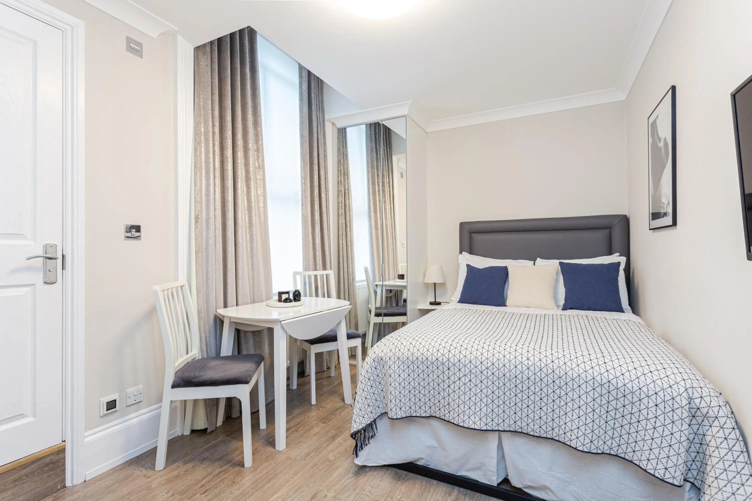 Bedroom, Bed in Cleveland Residences Kensington