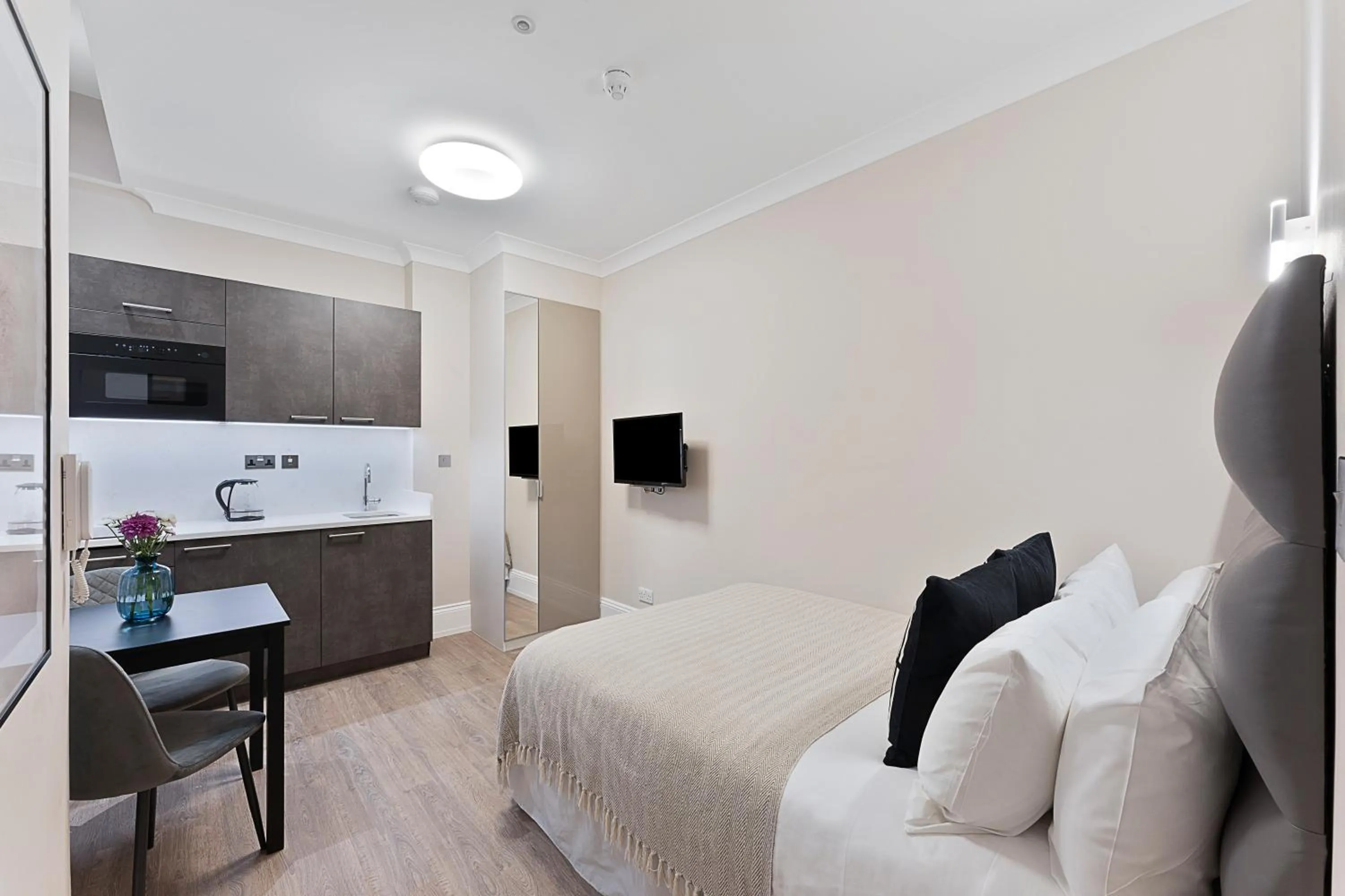 Photo of the whole room in Cleveland Residences Kensington