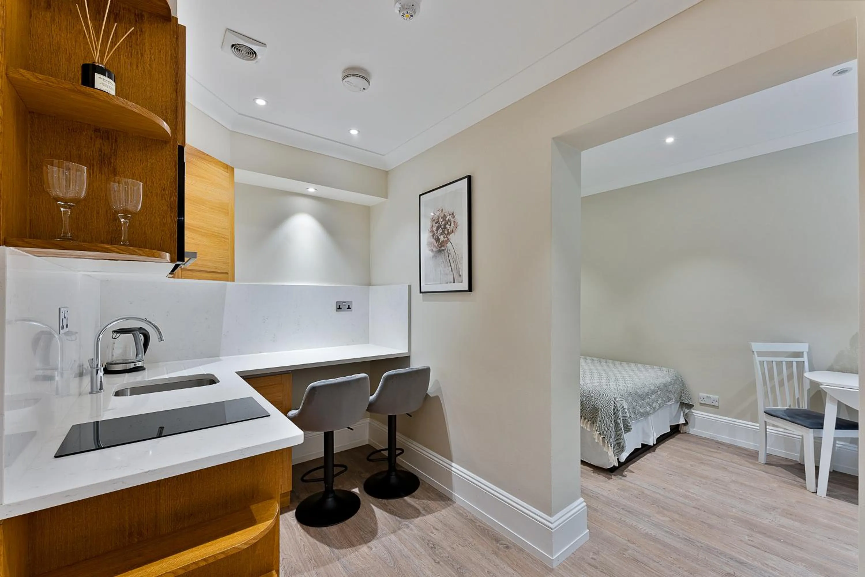 Photo of the whole room, Bed in Cleveland Residences Kensington