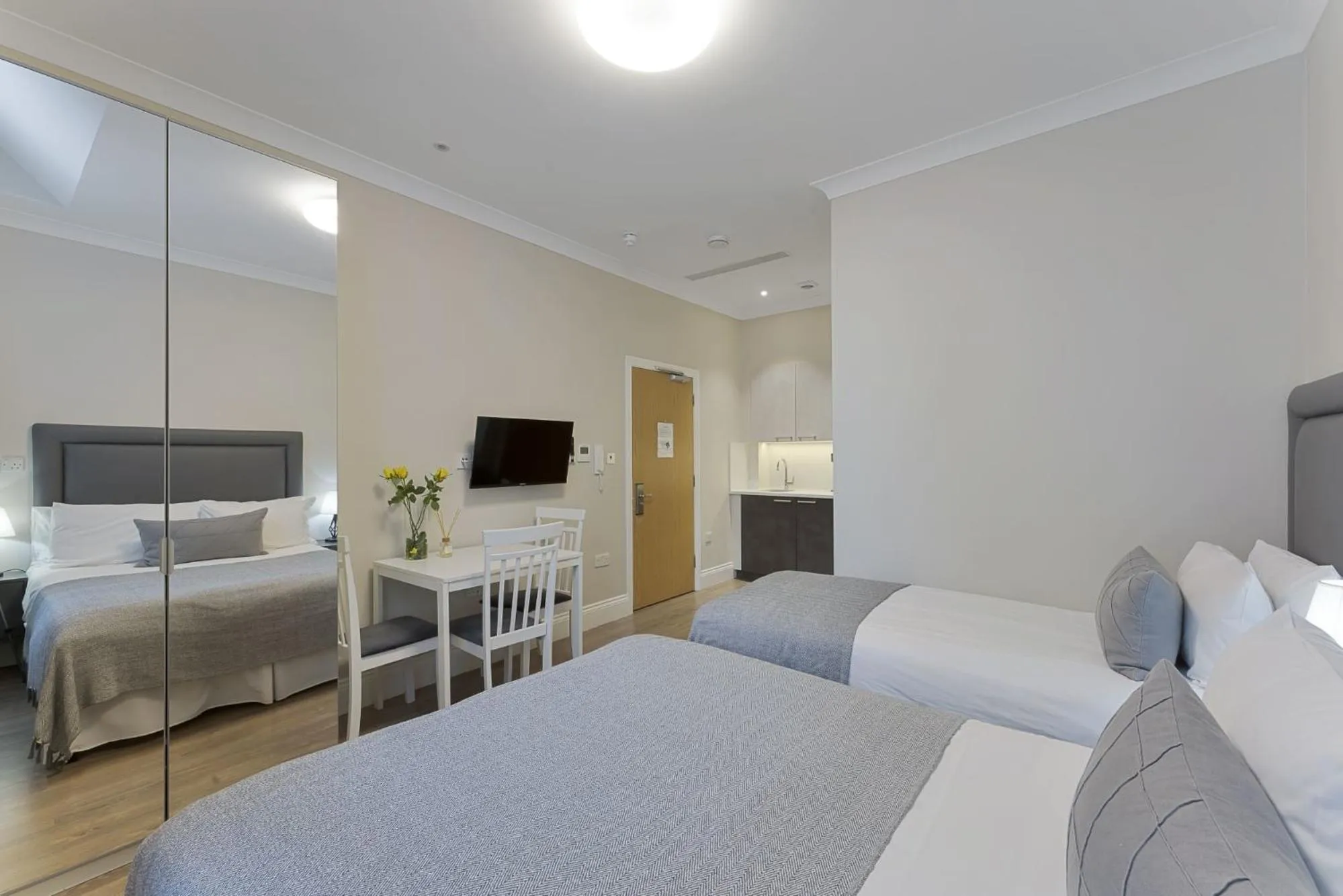 Photo of the whole room, Bed in Cleveland Residences Kensington