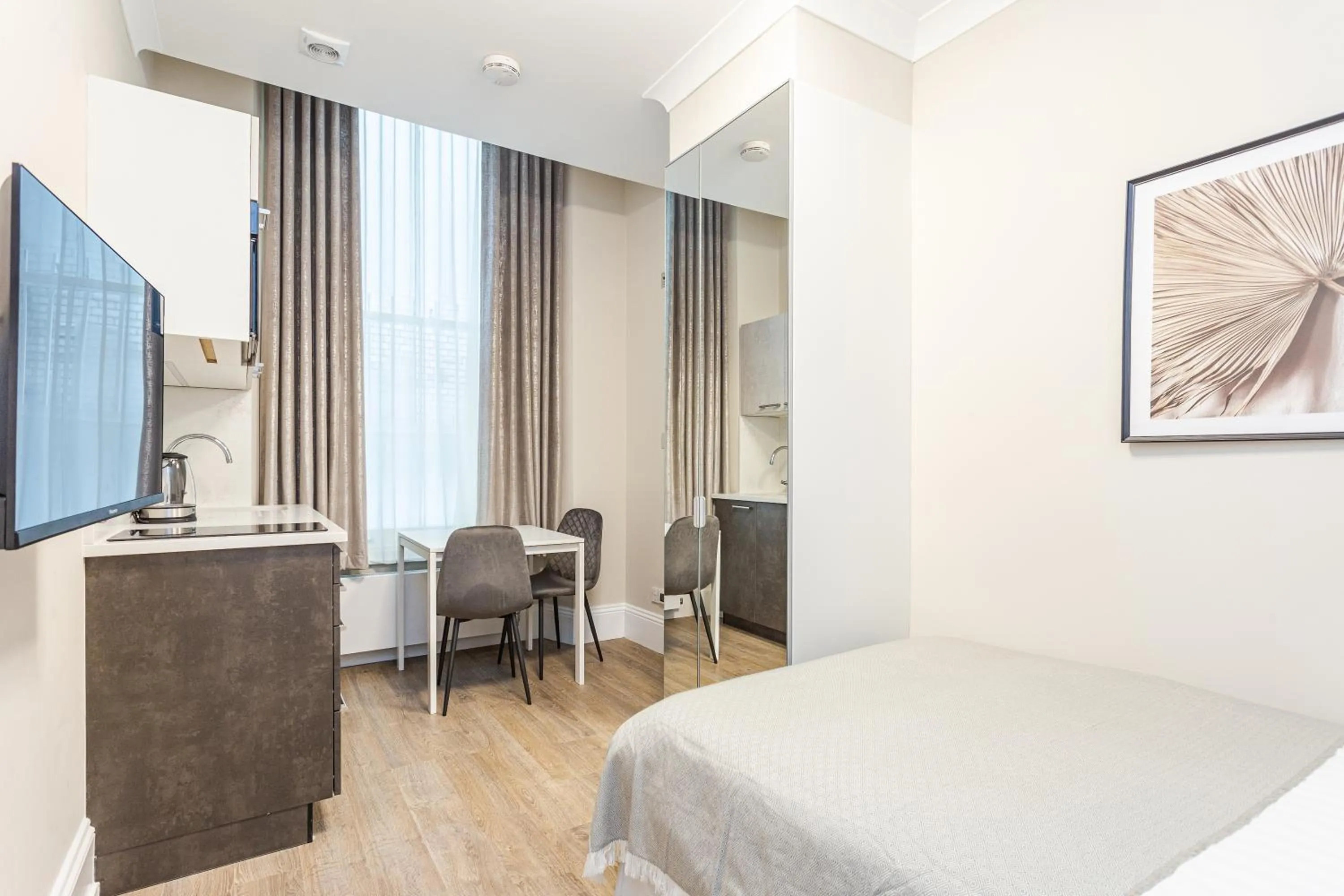 Photo of the whole room, Bed in Cleveland Residences Kensington