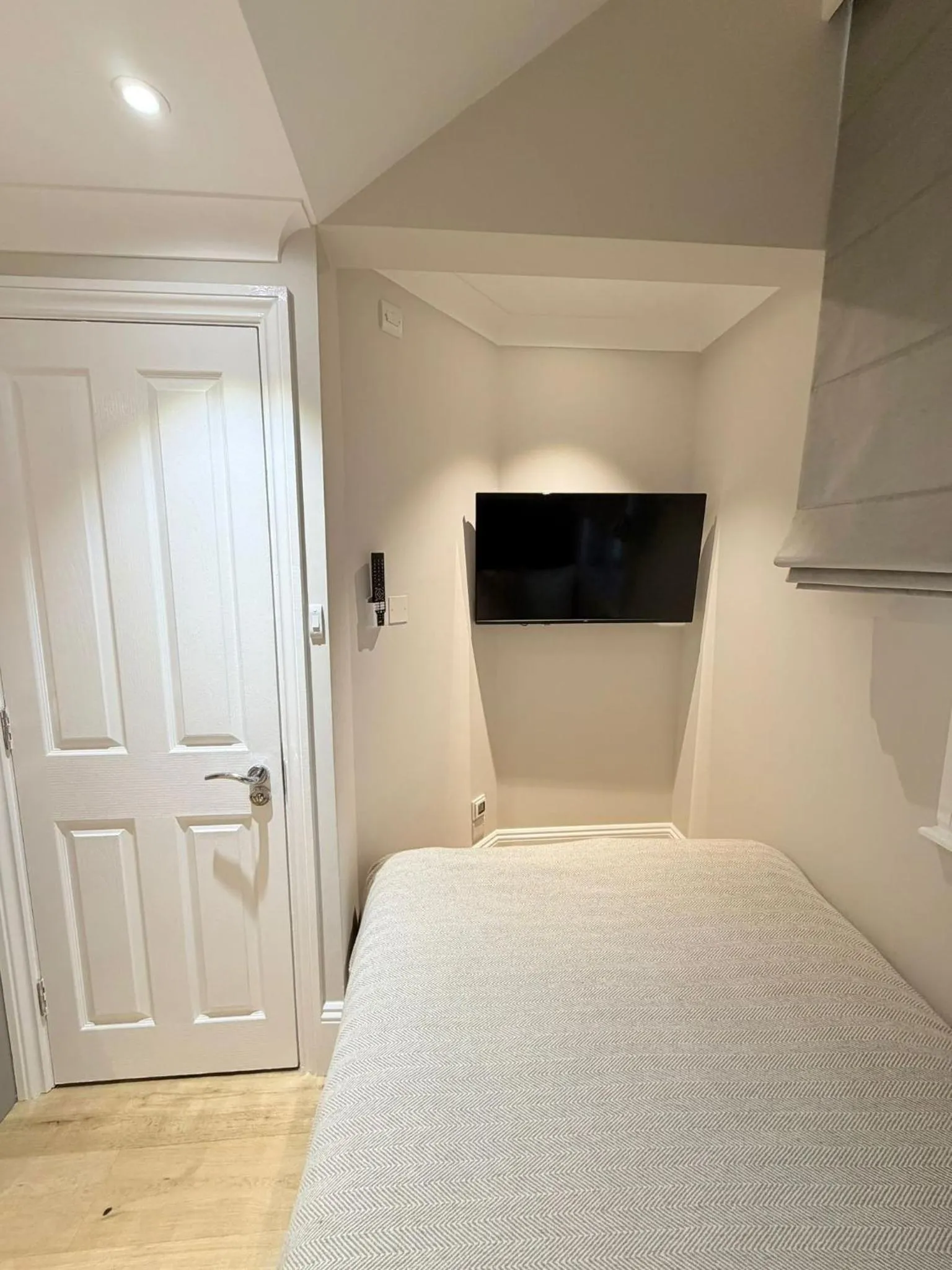 TV and multimedia, Bed in Cleveland Residences Kensington
