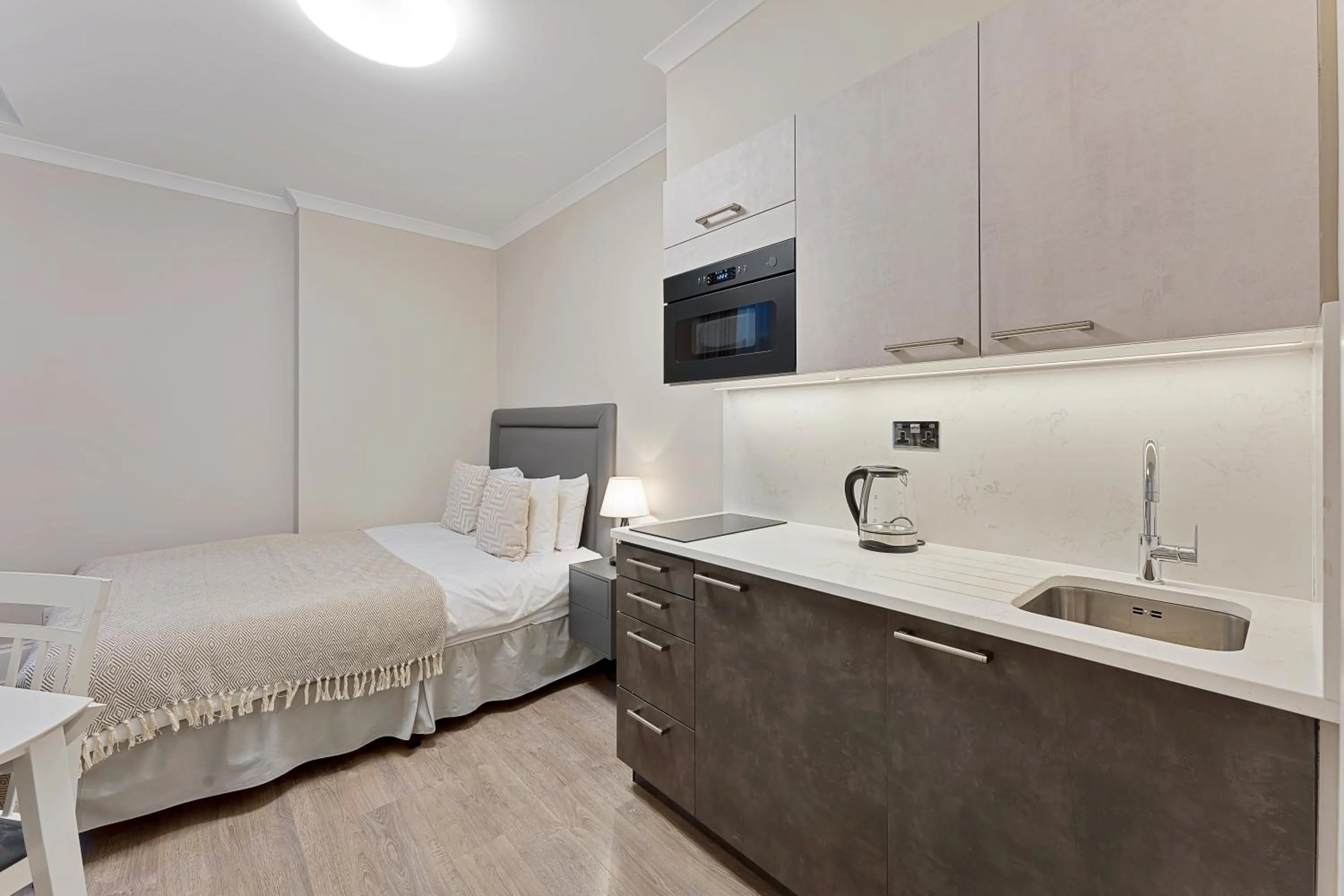 Photo of the whole room, Bed in Cleveland Residences Kensington