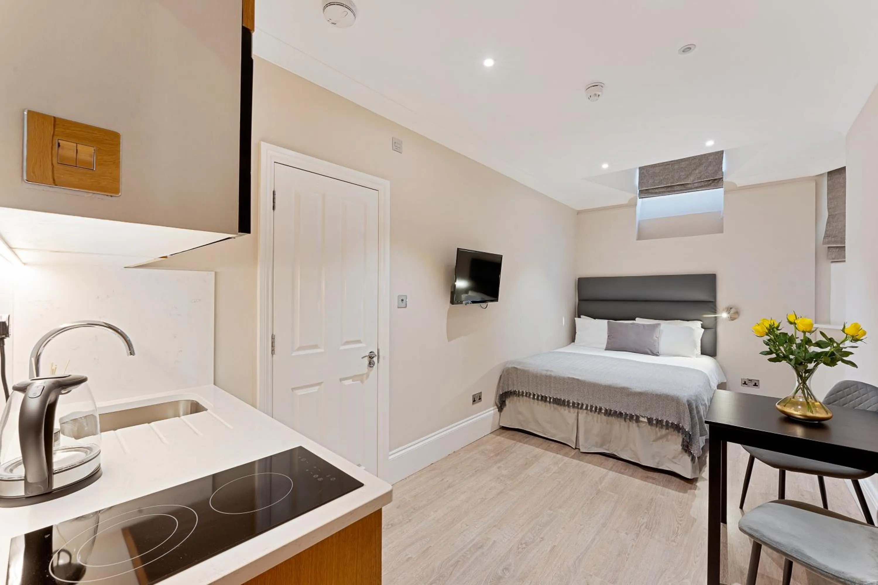 Photo of the whole room, Bed in Cleveland Residences Kensington