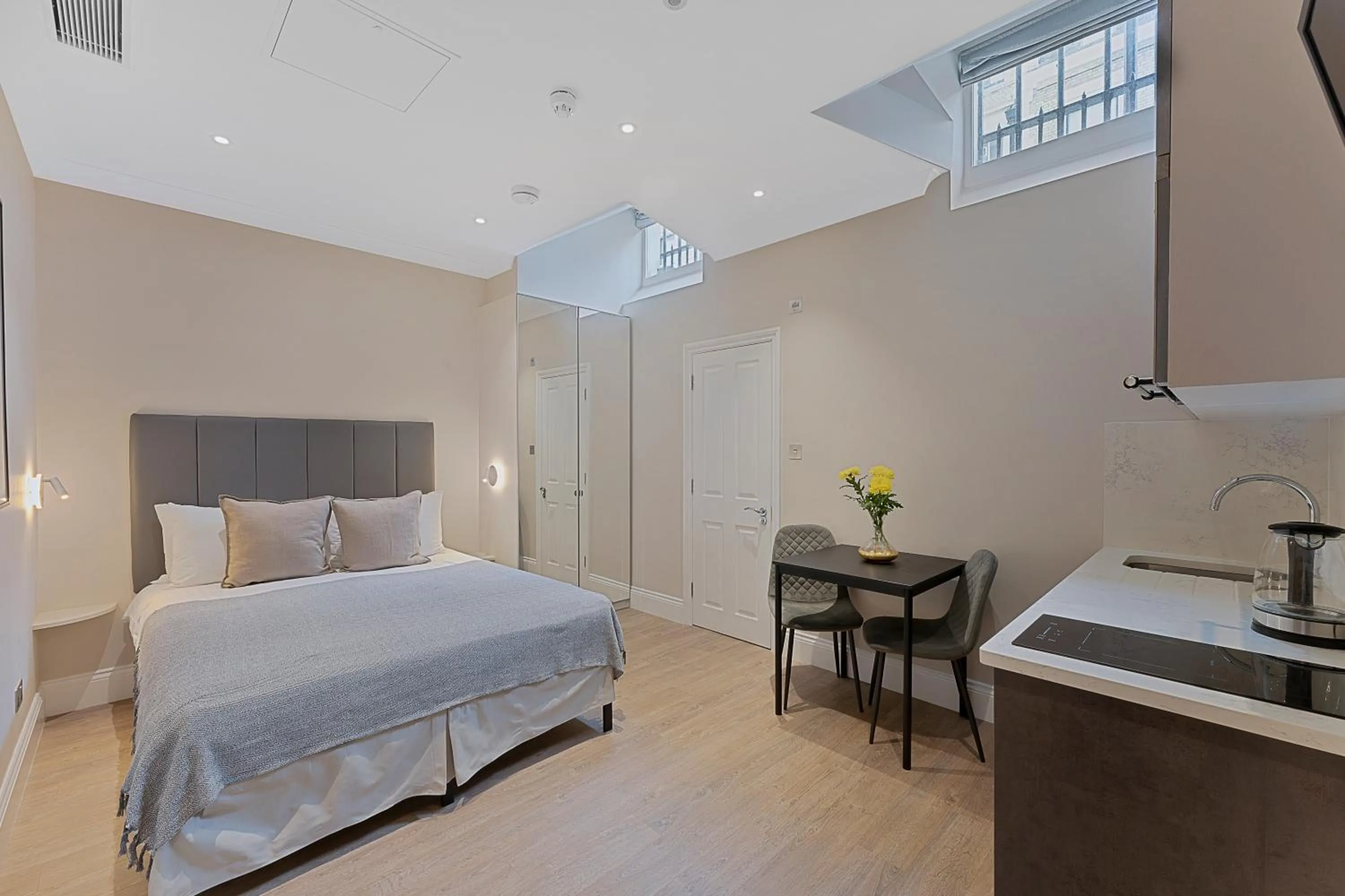 Photo of the whole room, Bed in Cleveland Residences Kensington