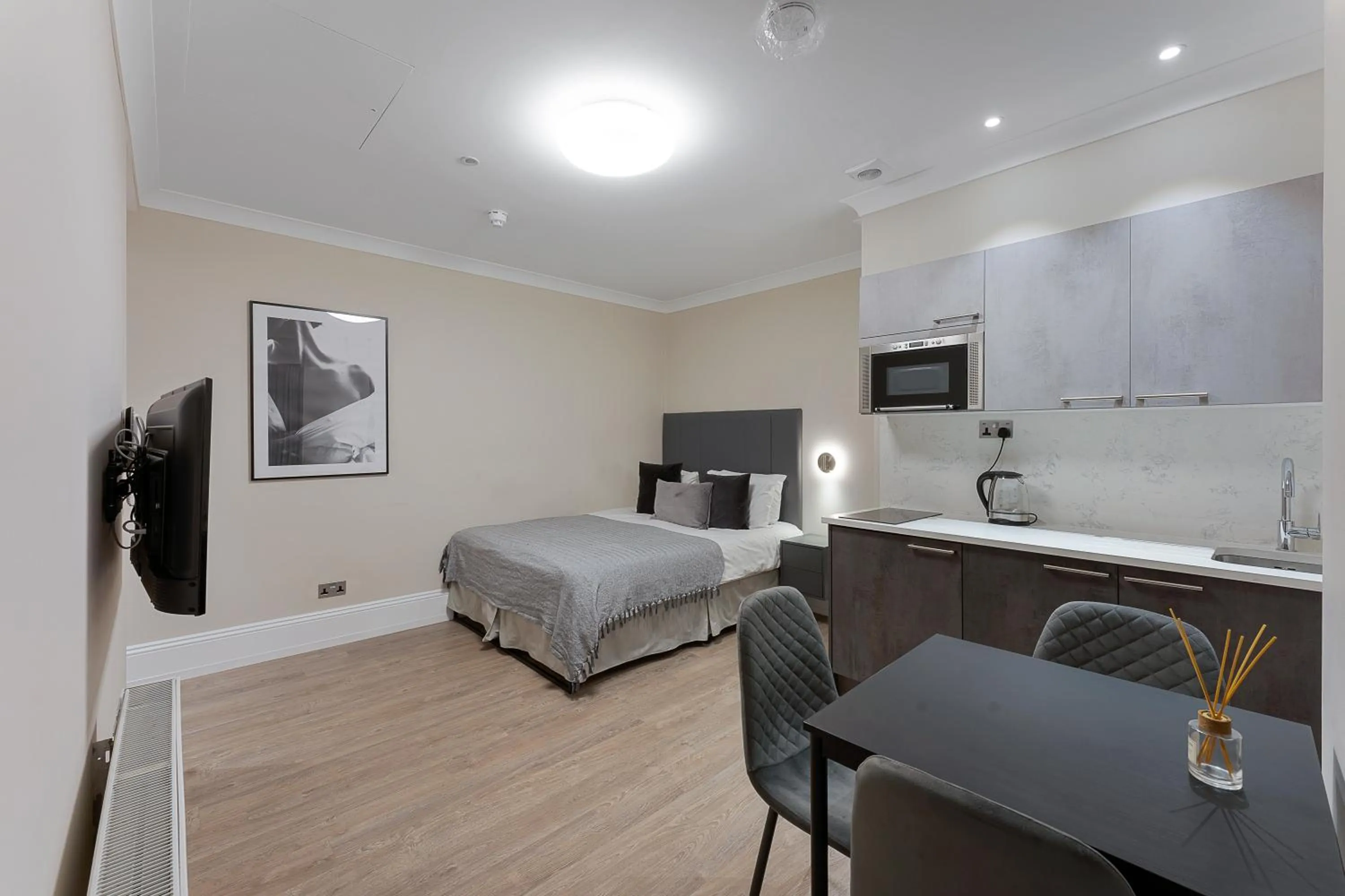 Photo of the whole room, Bed in Cleveland Residences Kensington
