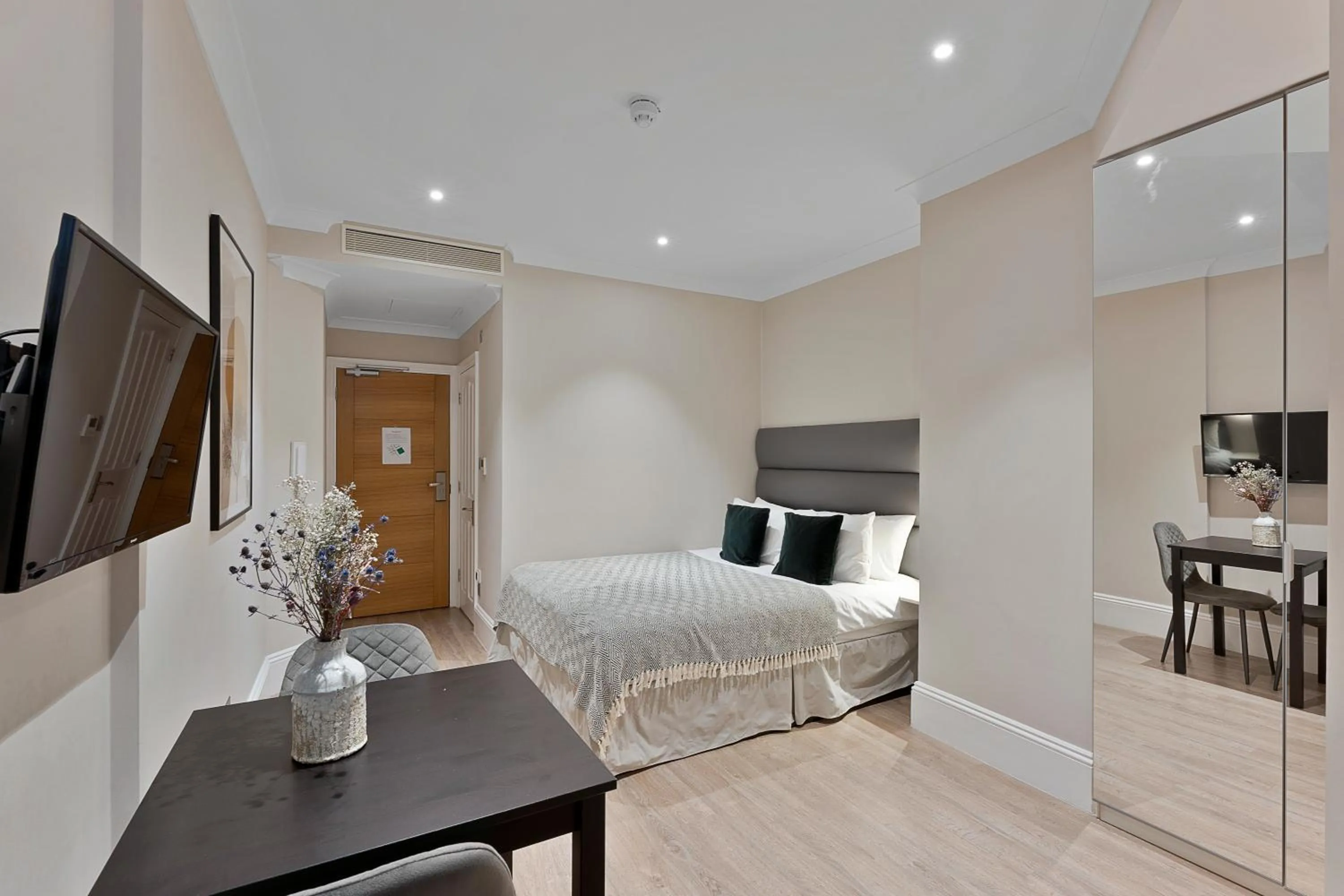 Photo of the whole room, Bed in Cleveland Residences Kensington