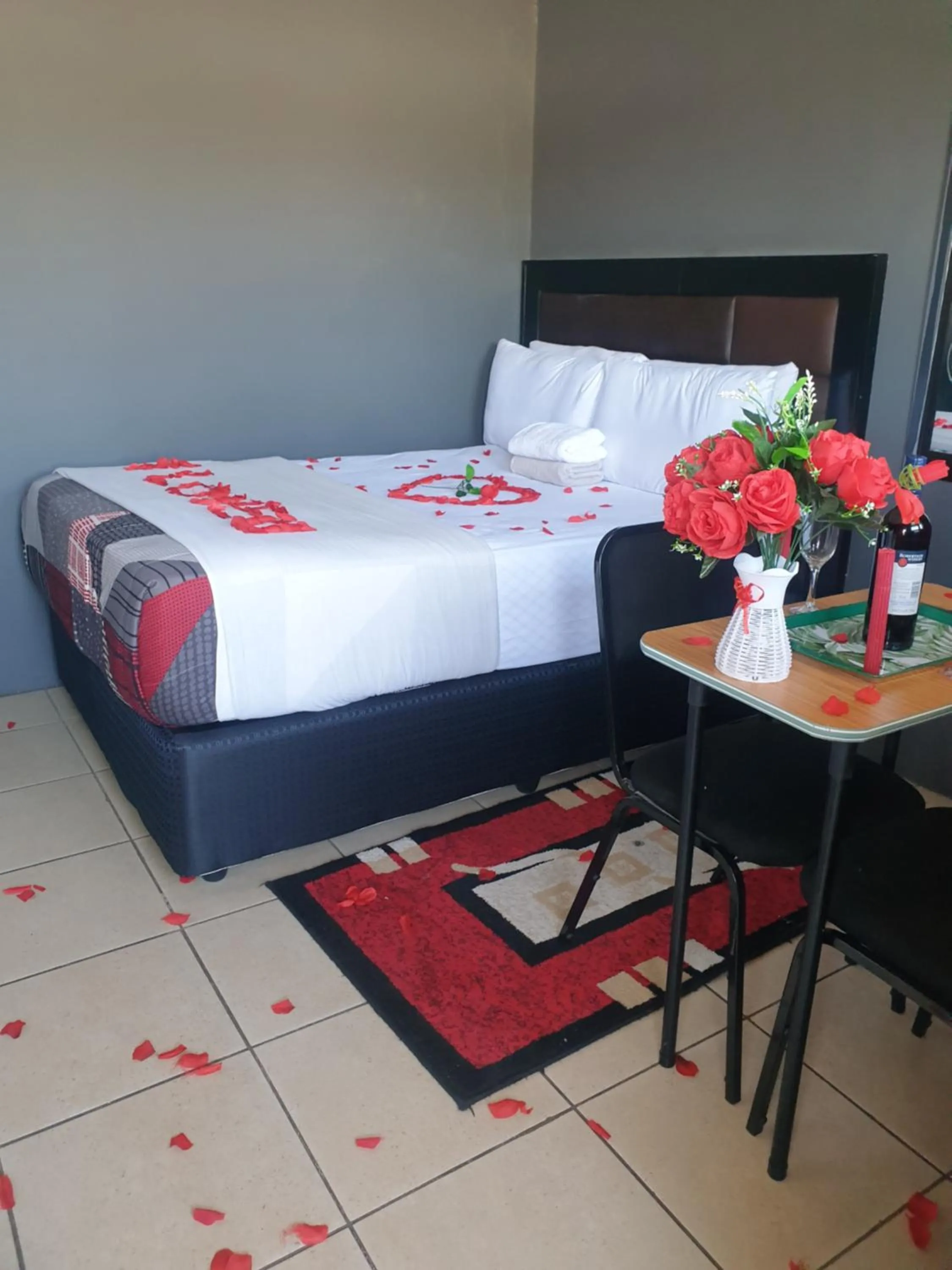Photo of the whole room, Bed in Platinum Guest lodge Germiston