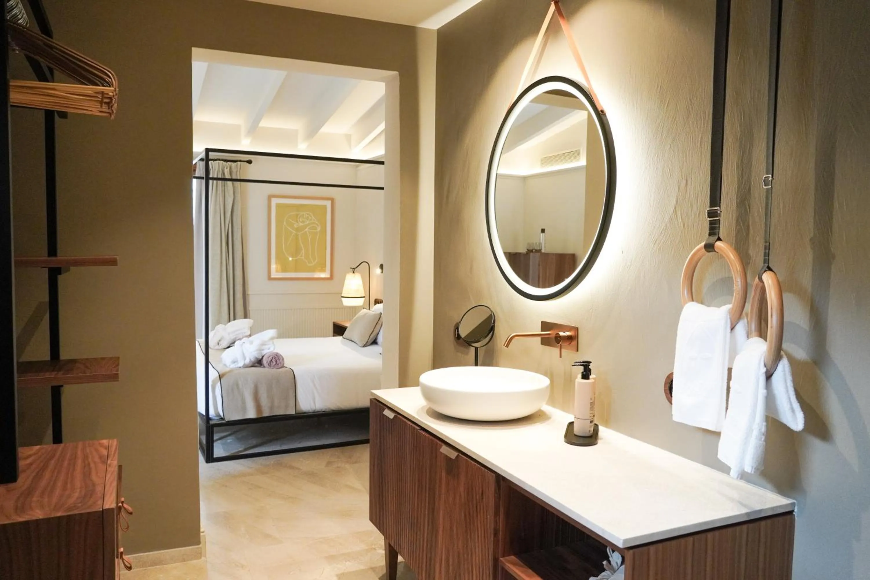 Bathroom, Bed in Juz de Yartan Art Hotel - Adults Only