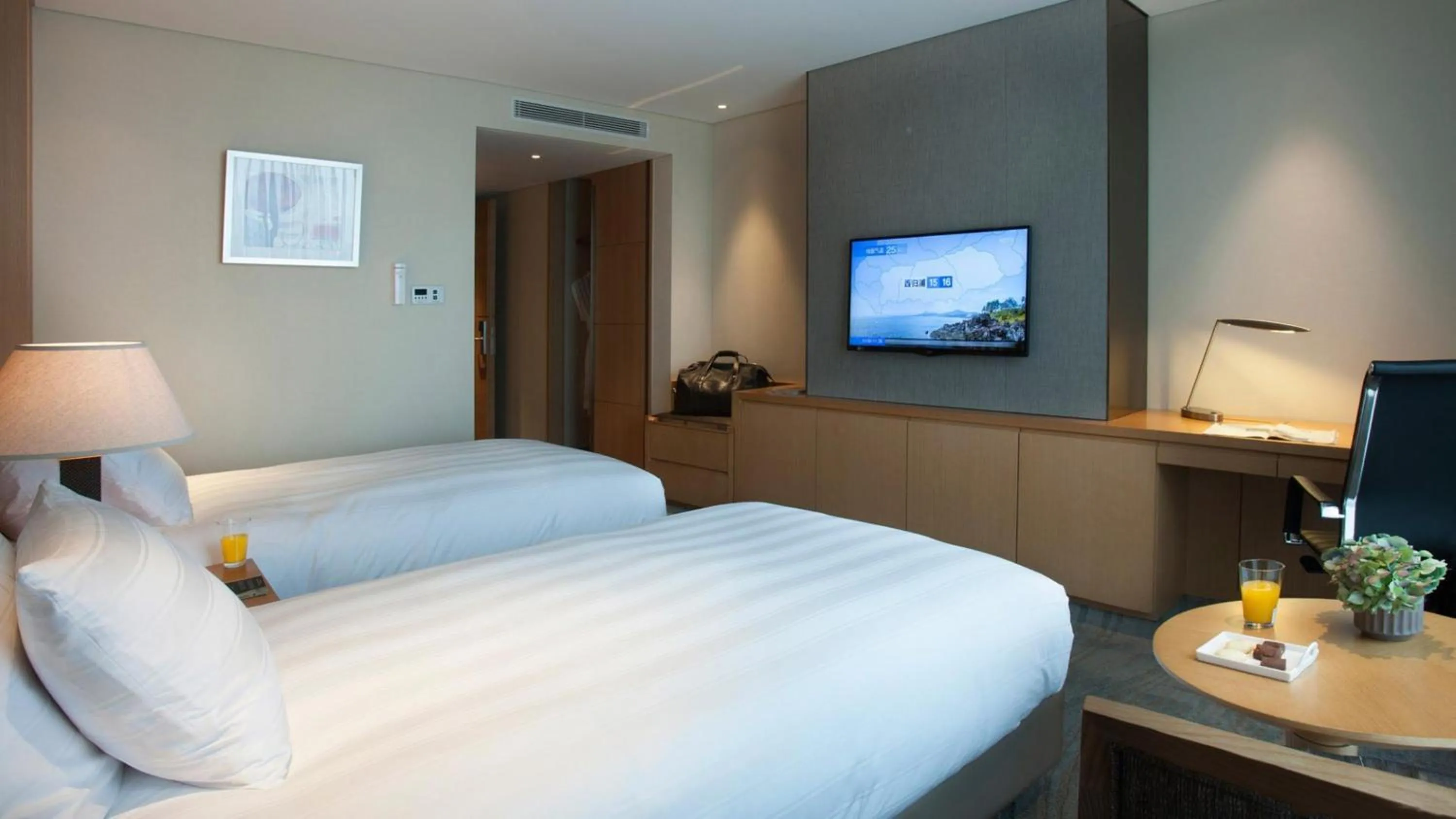 Bed in LOTTE CITY HOTEL Jeju Airport