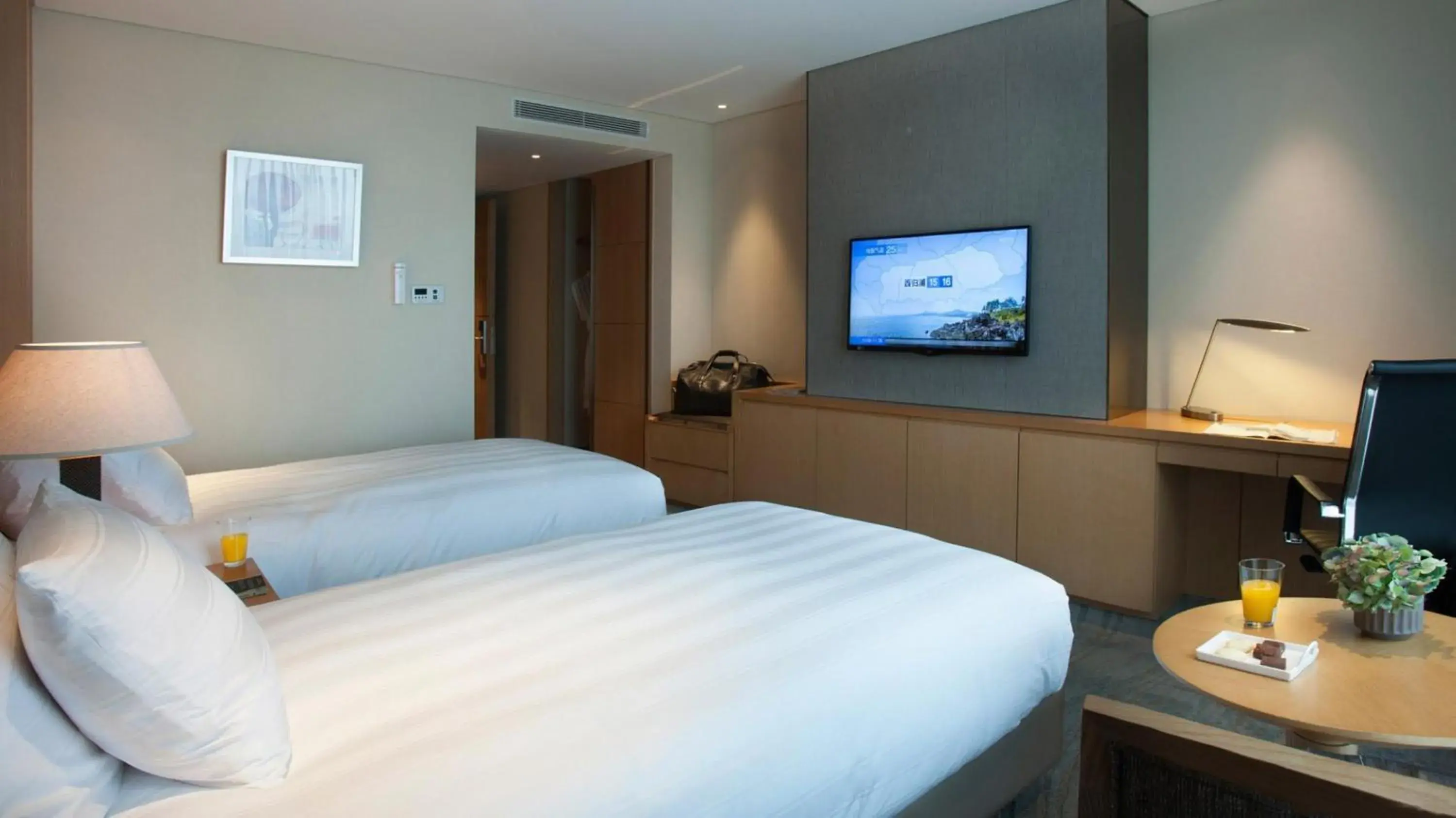 Standard Twin Room in LOTTE CITY HOTEL Jeju Airport Standard Twin Room in LOTTE CITY HOTEL Jeju Airport