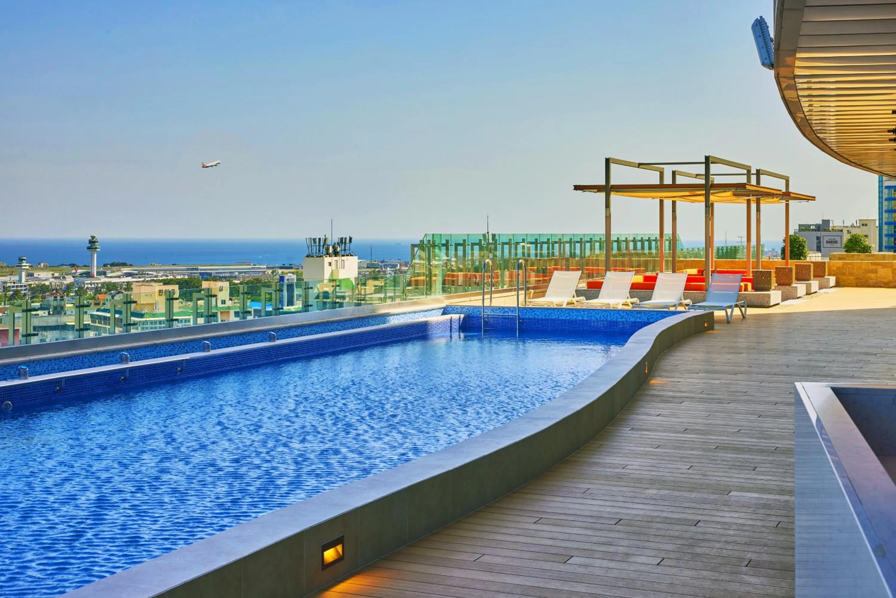 Swimming pool in LOTTE CITY HOTEL Jeju Airport