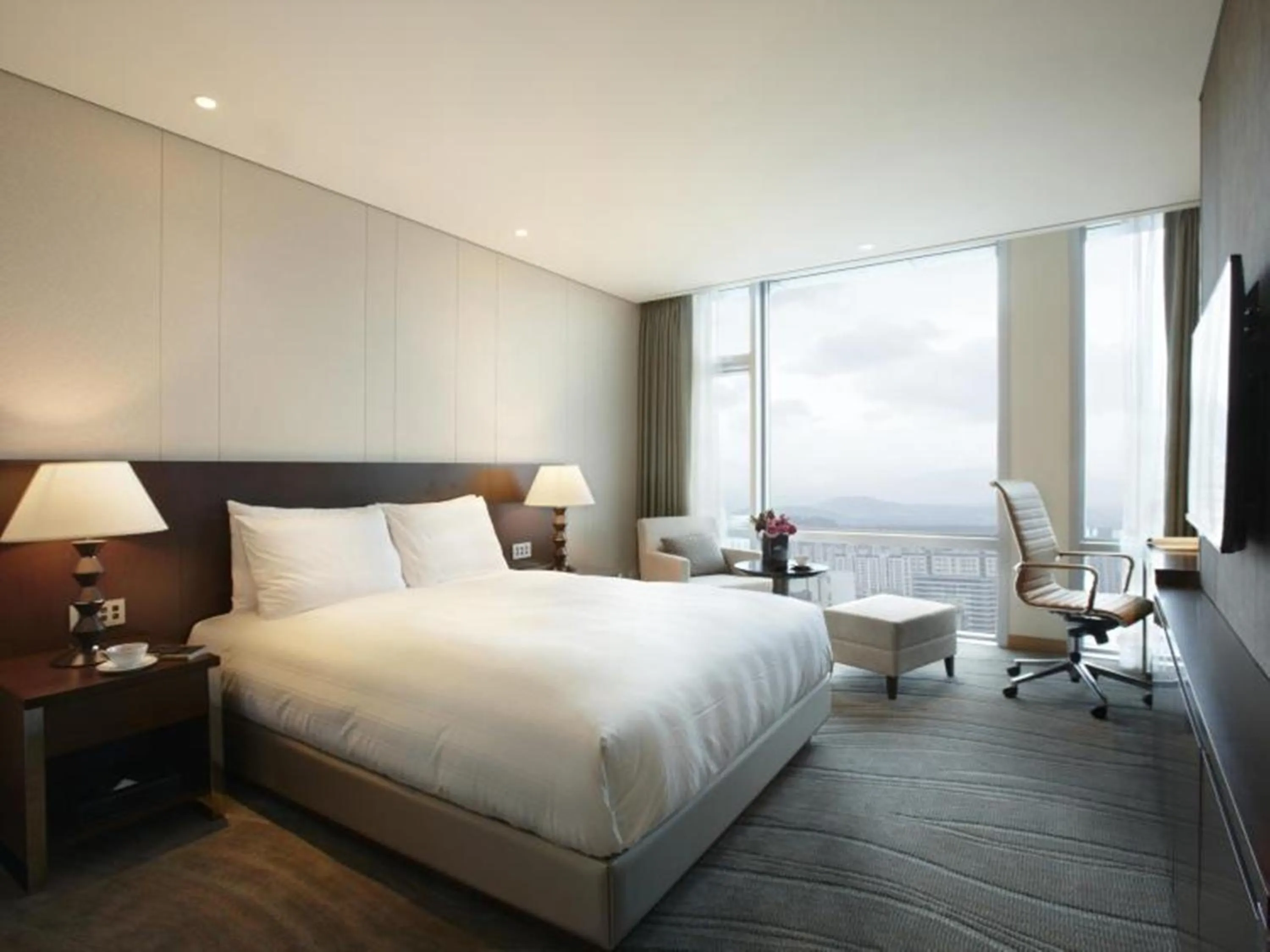 Bedroom, Bed in LOTTE CITY HOTEL Jeju Airport