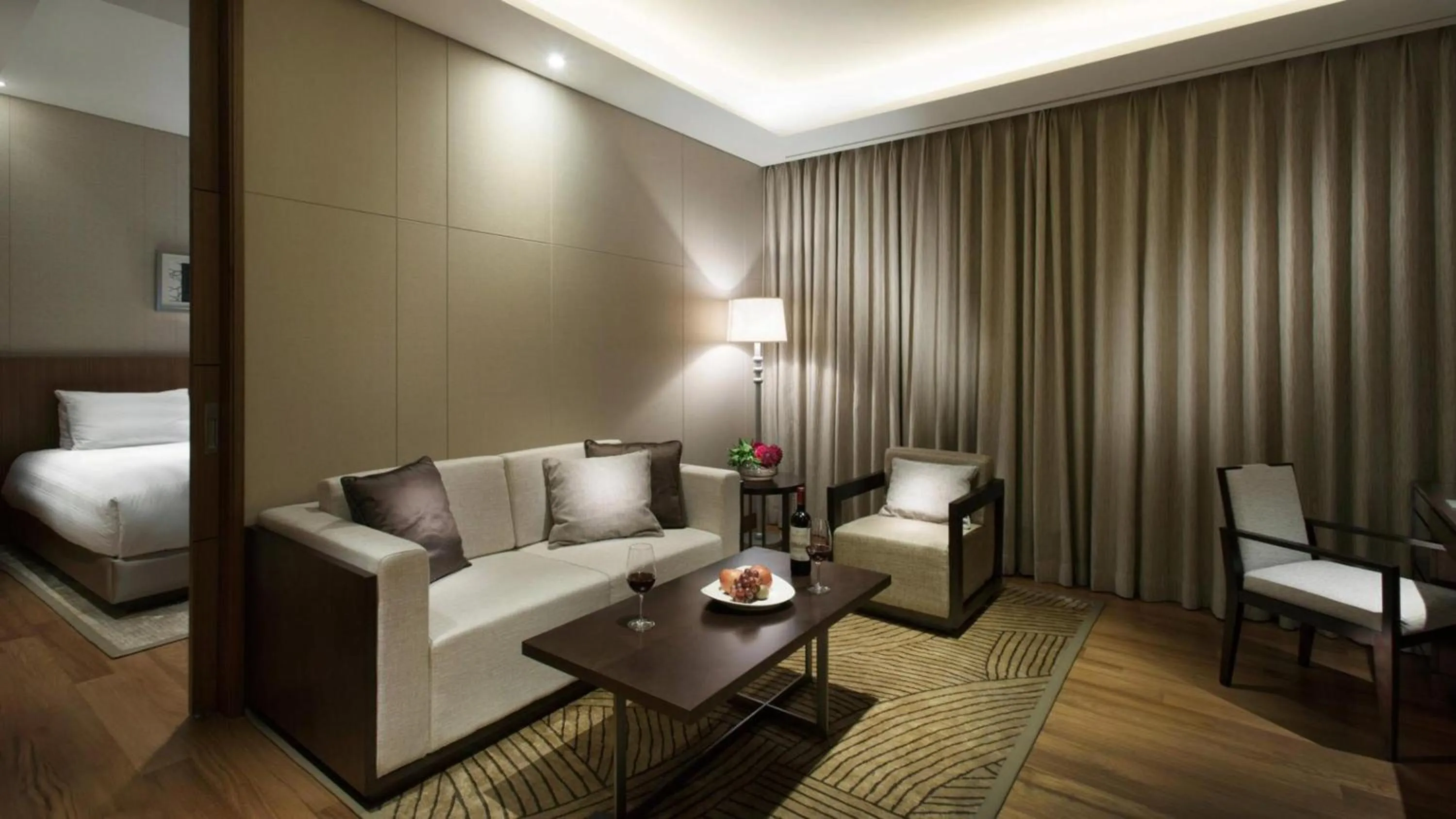 Seating area, Bed in LOTTE CITY HOTEL Jeju Airport