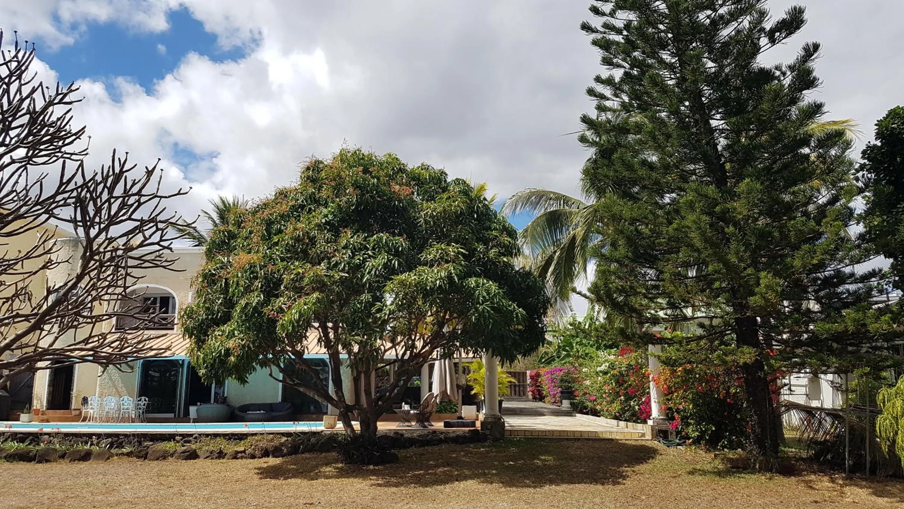 Property building in Villa Osiris