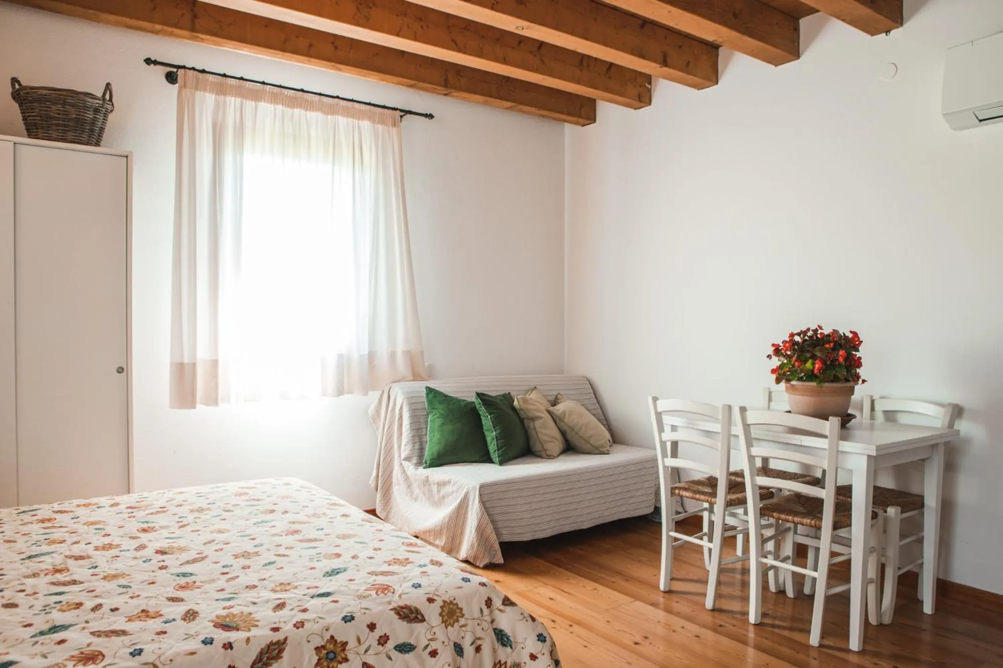 Photo of the whole room, Bed in Residenze Di La' Dal Fiume